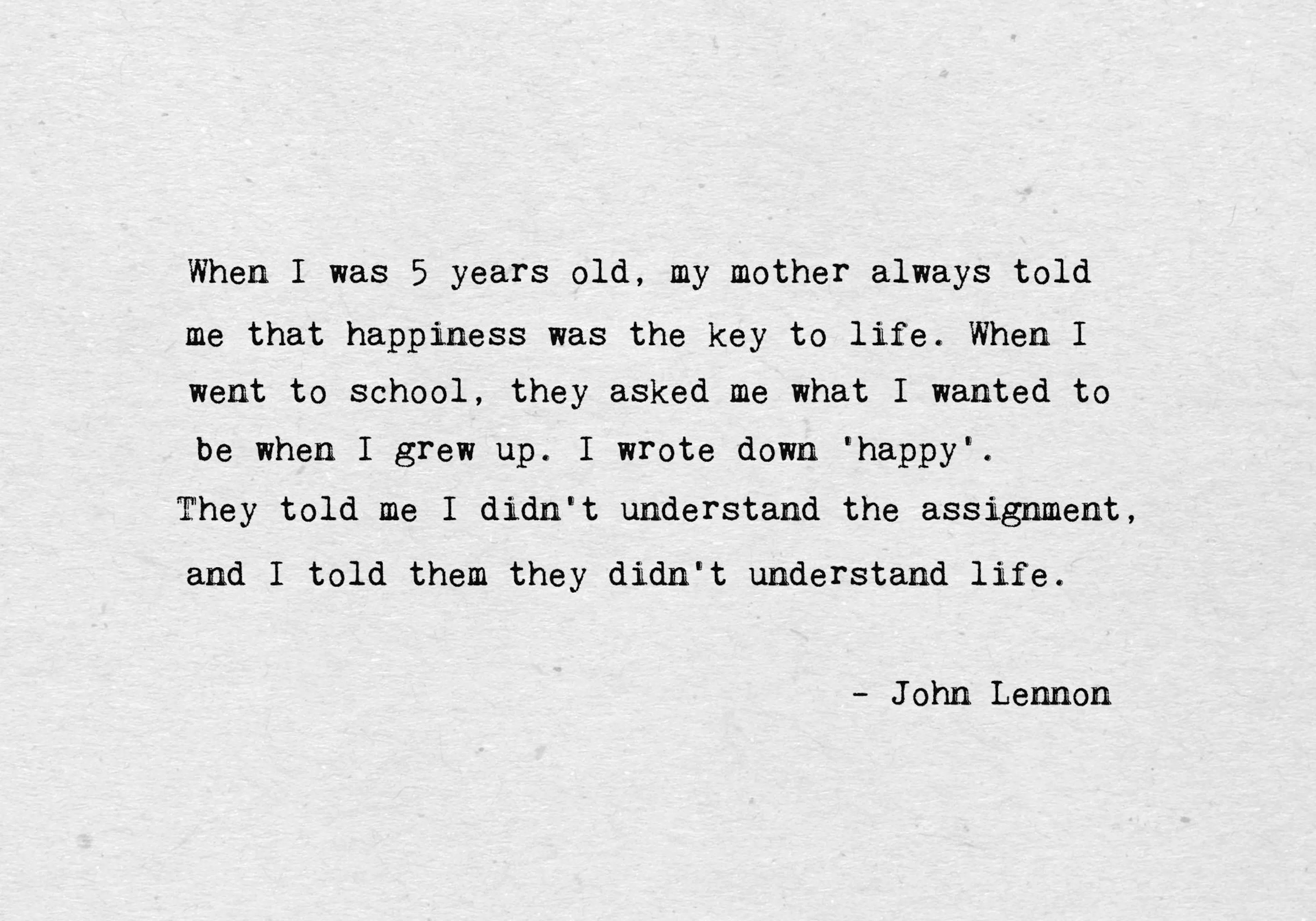 Poster cu citatul lui John Lennon despre fericire, scris cu text negru pe fundal alb, cu aspect de hârtie texturată.