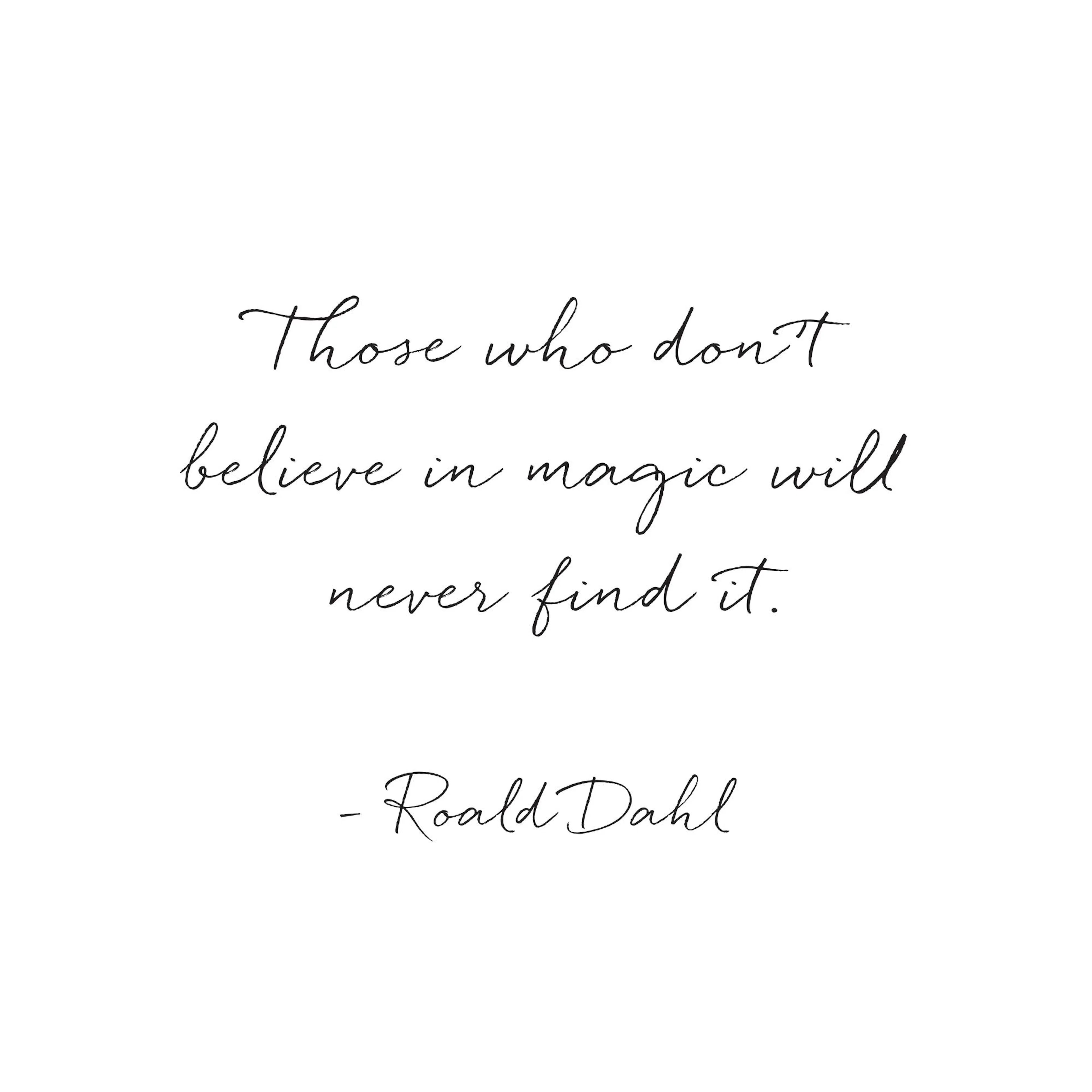 Plakat med Roald Dahl-sitatet Those who dont believe in magic will never find it i svart skriveskrift på hvit bakgrunn.