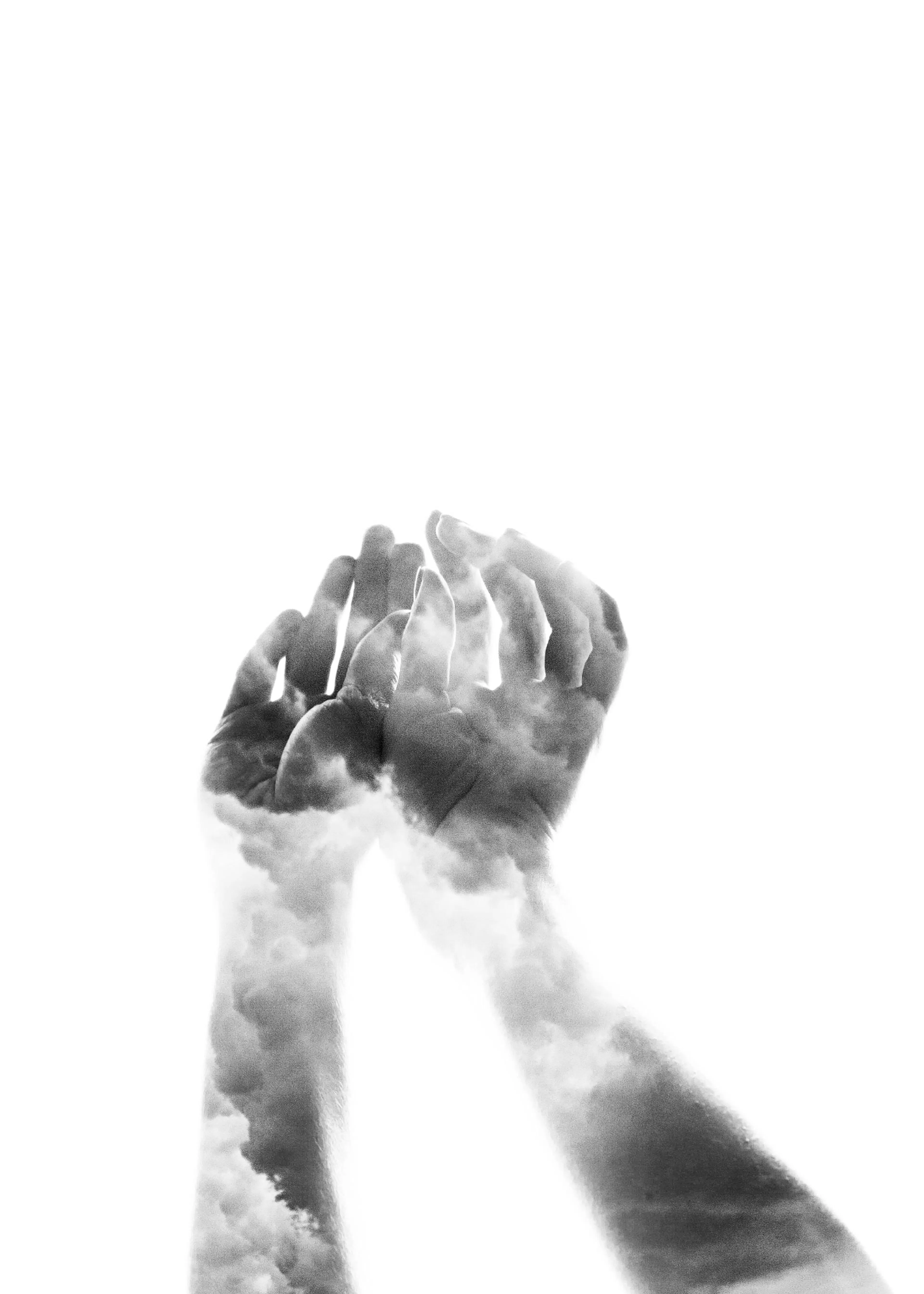 Mustavalkoinen juliste, jossa on kahden käden päällekkäin aseteltu kuva, täynnä pilviä. Valoa on käsien sisällä.
