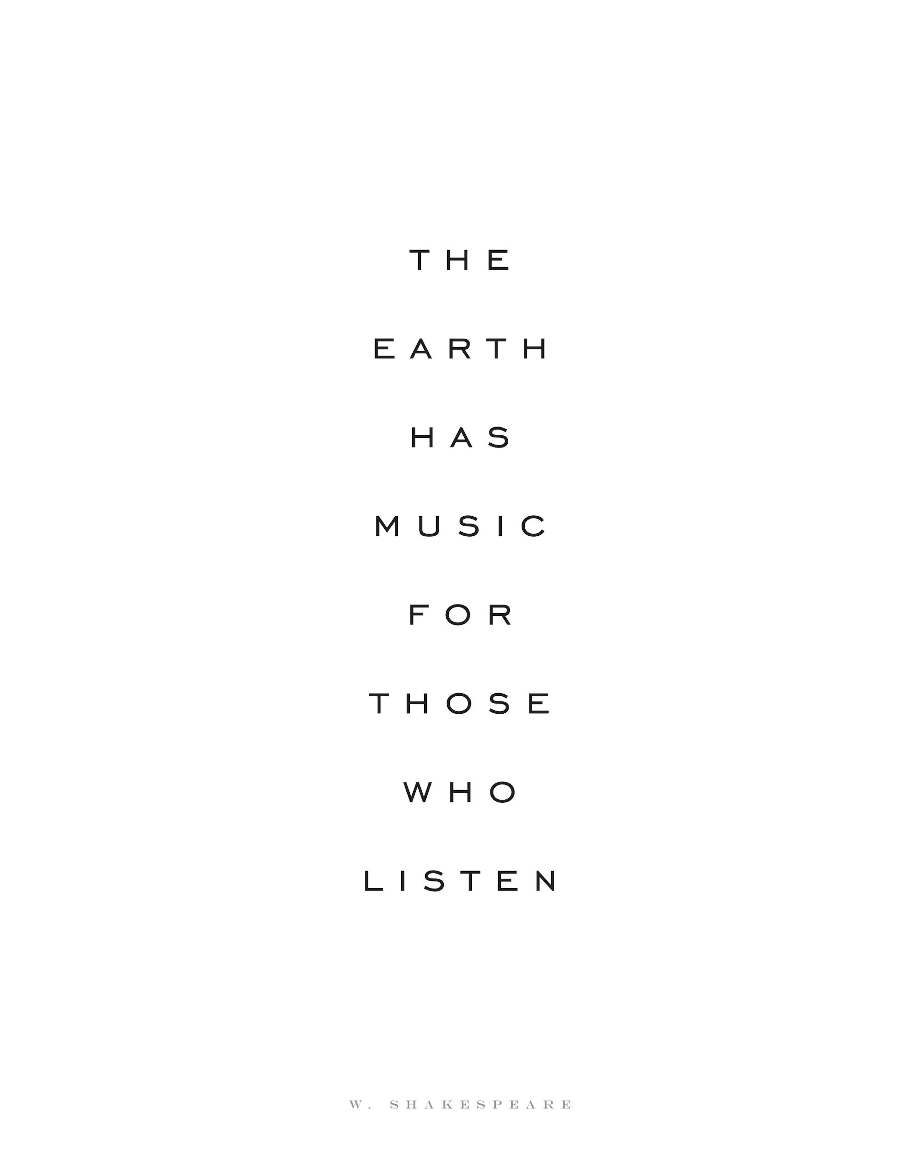 En plakat med sitatet THE EARTH HAS MUSIC FOR THOSE WHO LISTEN i svart tekst på hvit bakgrunn, med W. SHAKESPEARE nederst.