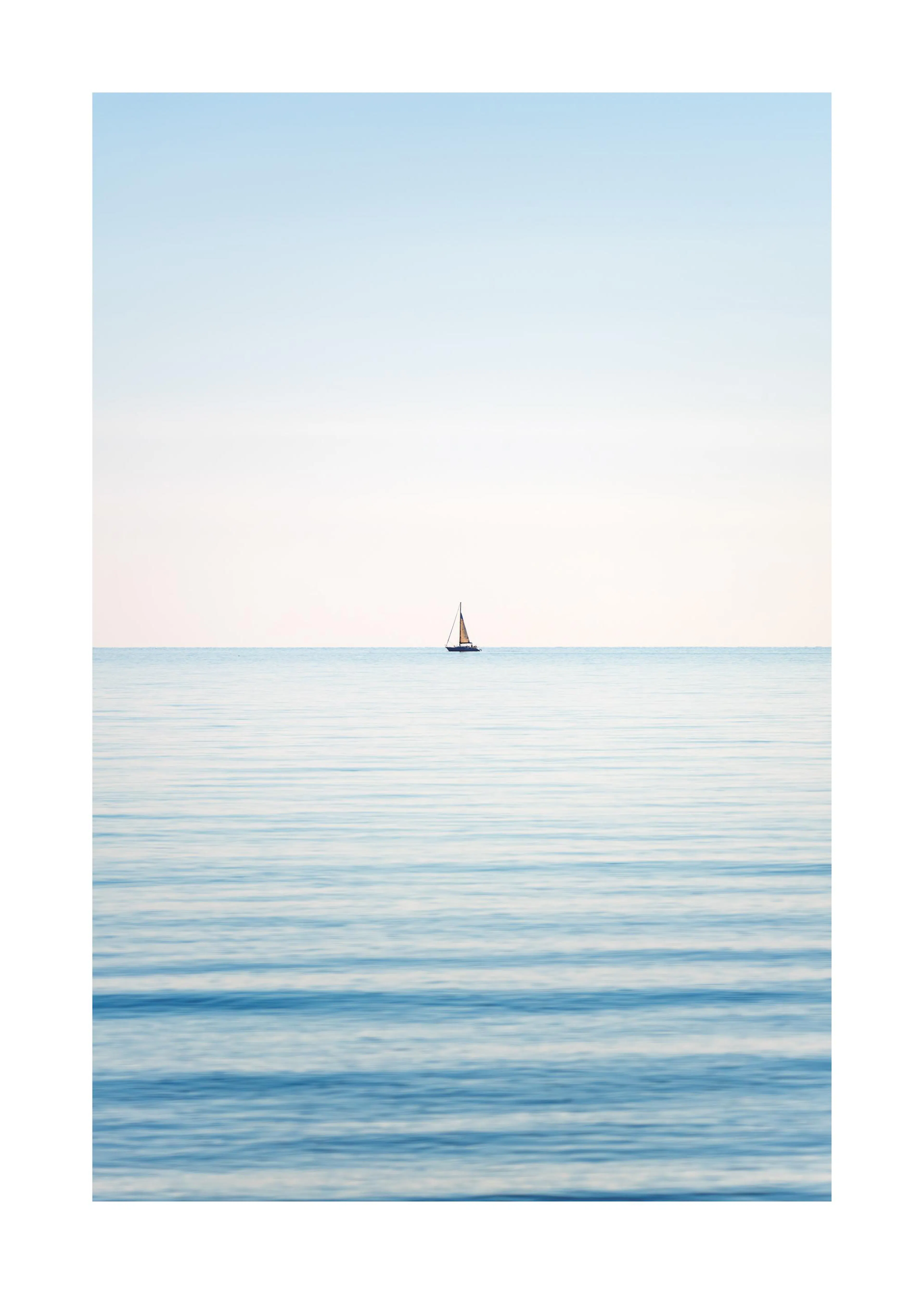 Póster de un velero solitario en un mar en calma bajo un cielo claro degradado de azul a blanco.