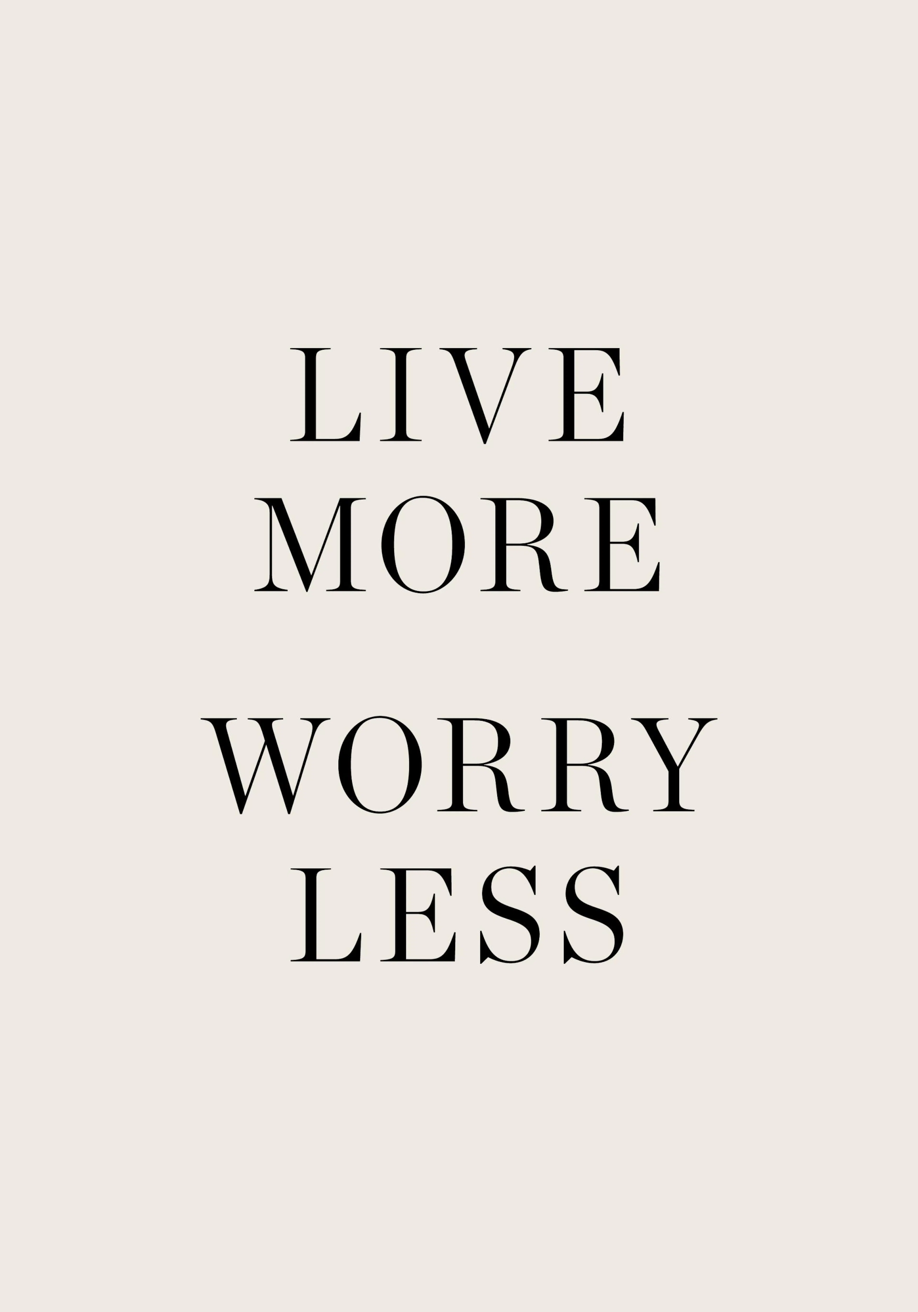 Poster avec les mots LIVE MORE WORRY LESS en noir sur un fond beige clair.