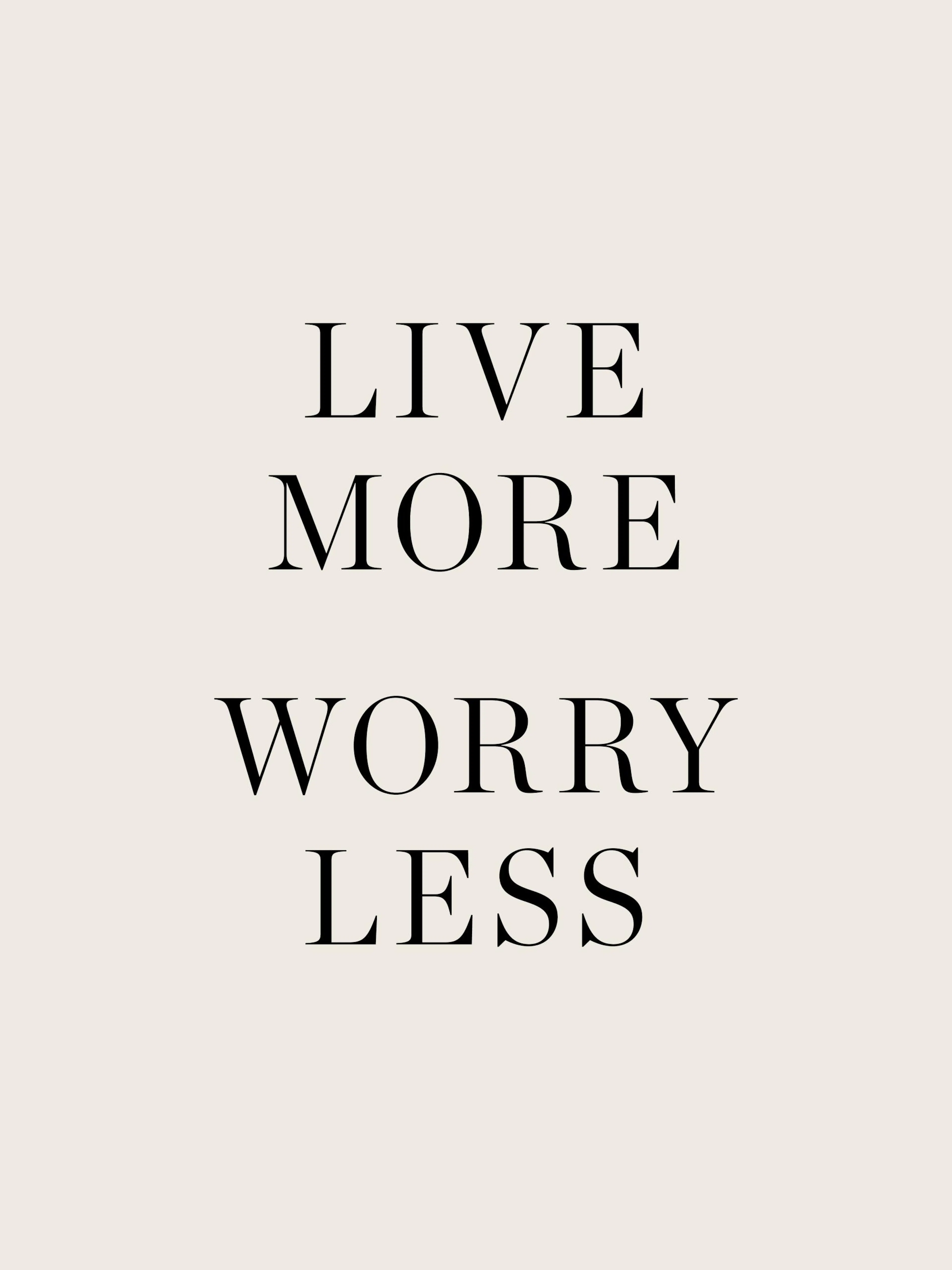 Poster avec le texte noir LIVE MORE WORRY LESS sur fond beige clair.