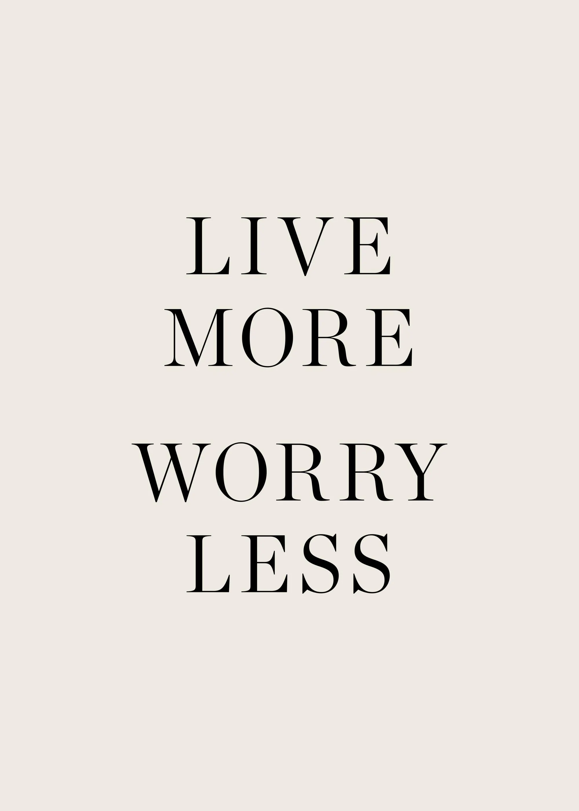 Een poster met de tekst LIVE MORE WORRY LESS in zwarte letters op een lichte achtergrond.