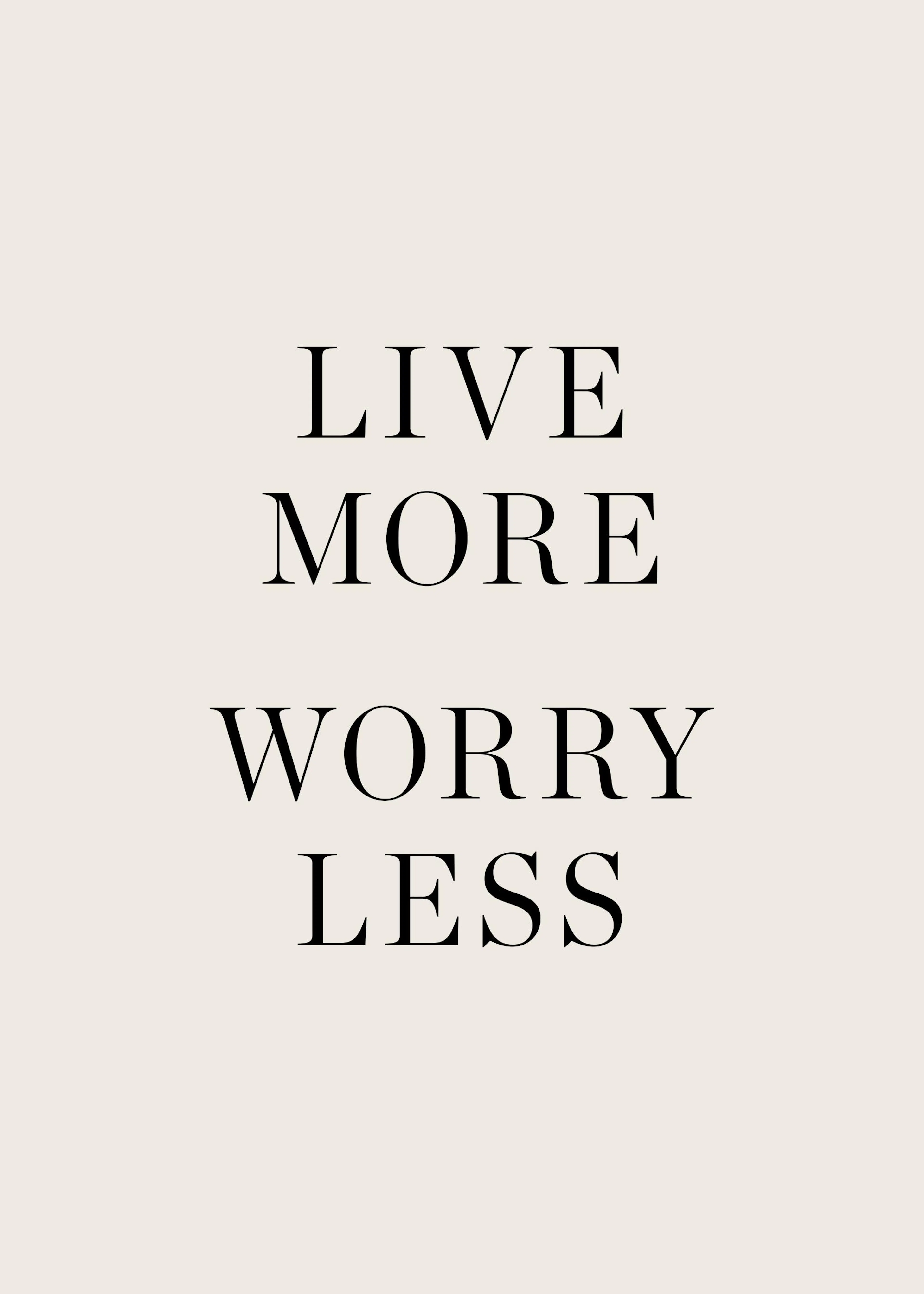 Een poster met de tekst LIVE MORE WORRY LESS in zwarte letters op een lichte achtergrond.