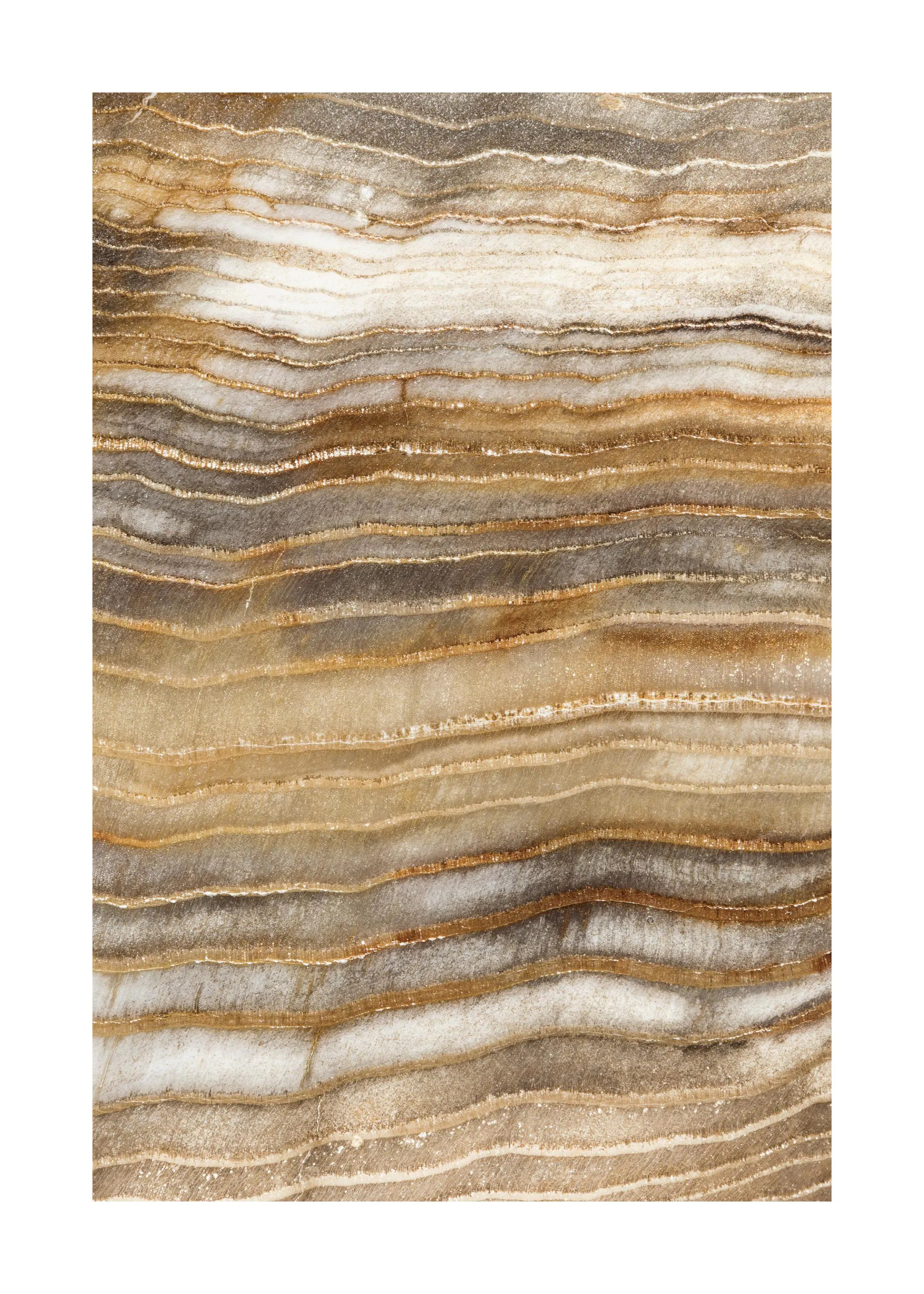 Poster met horizontale gelaagde structuren in bruin, beige, wit en grijs met gouden lijnen, lijkend op steen.
