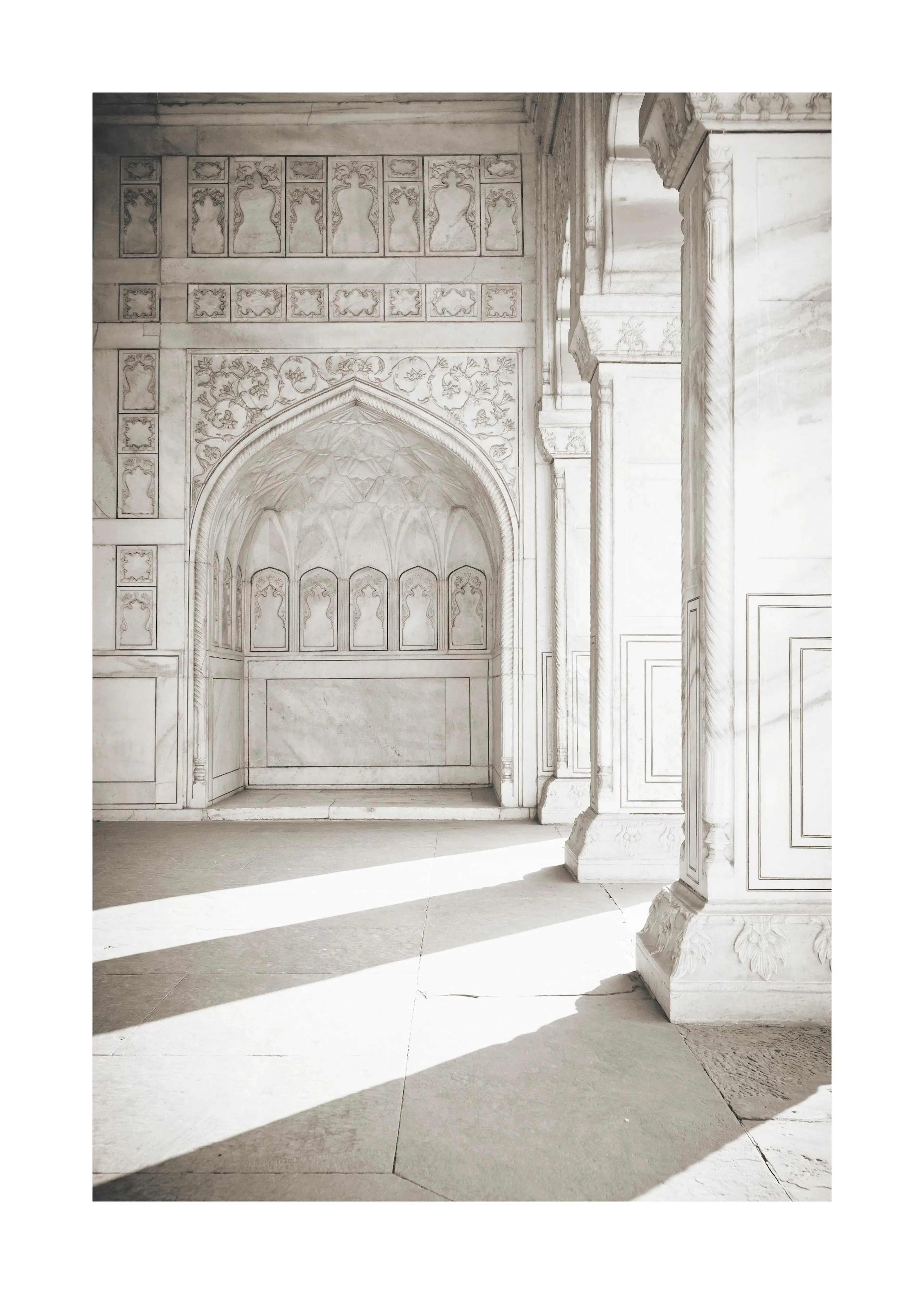 En poster av en ljus marmorarkitektur med intrikata sniderier, bågar och pelare med ljusstrålar på golvet.