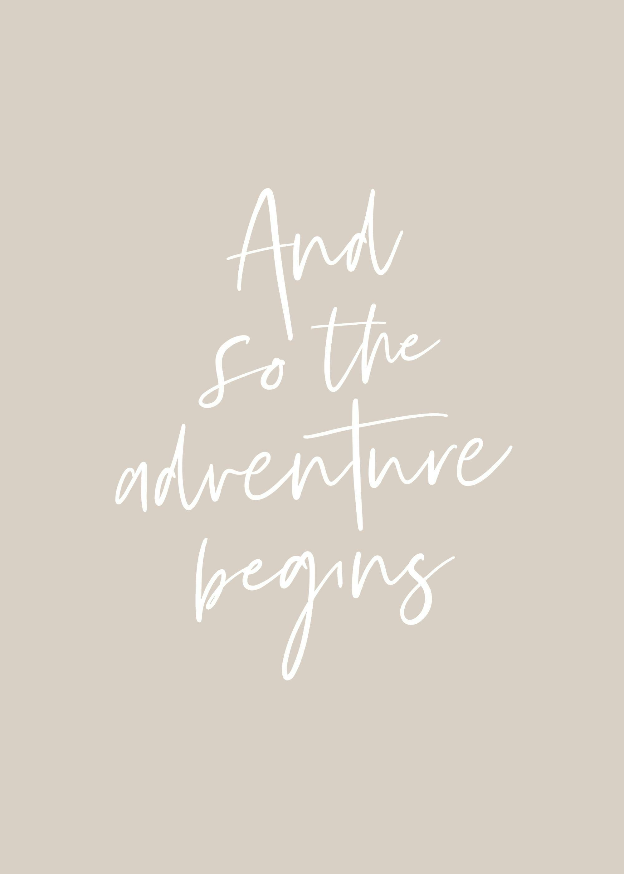 Poster avec la citation And so the adventure begins en blanc sur fond beige pâle.