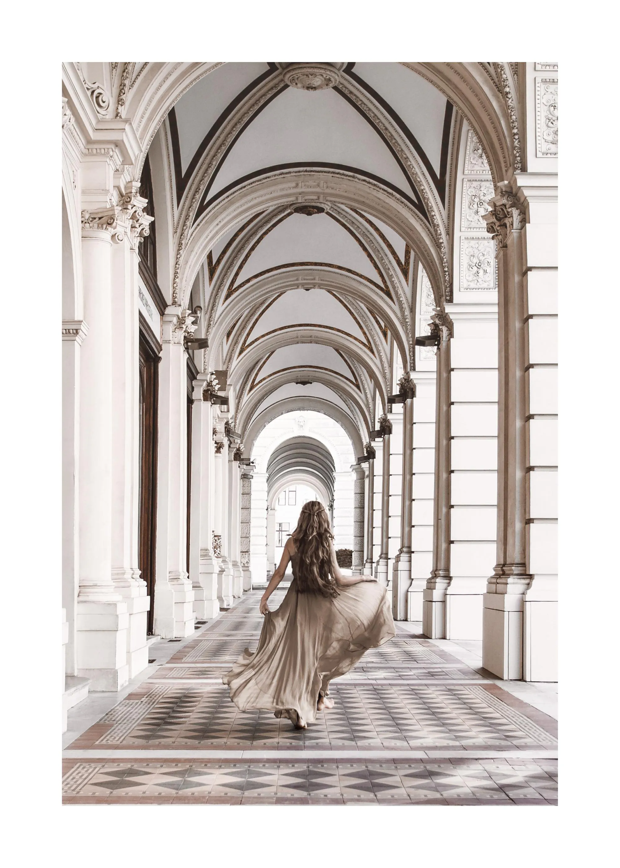 En poster av en kvinna i beige klänning som går längs en arkadgång med pelare och valv.