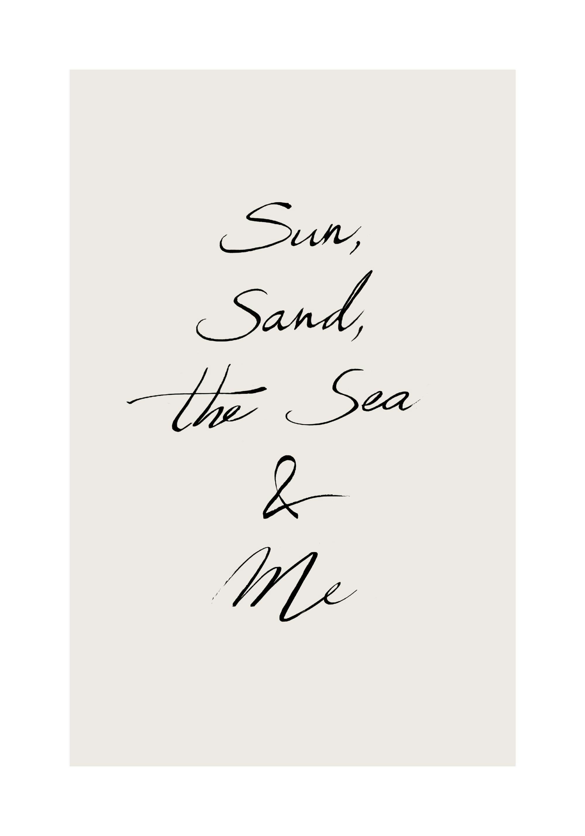Poster mit Kalligrafie-Text Sun, Sand, the Sea & Me in Schwarz auf beigem Hintergrund, ideal für Strandliebhaber.