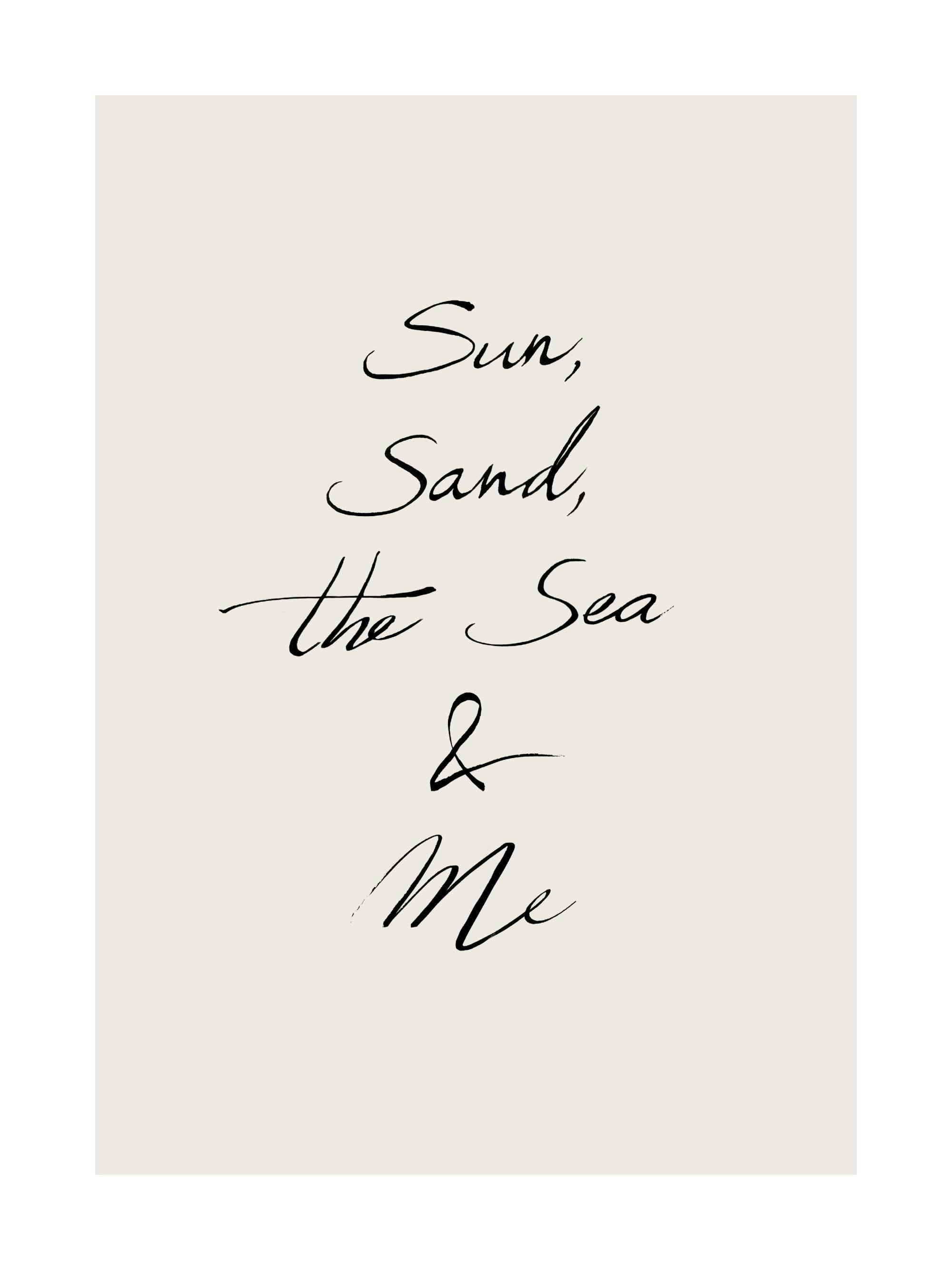Poster con scritta nera Sun, Sand, the Sea & Me su sfondo beige chiaro.