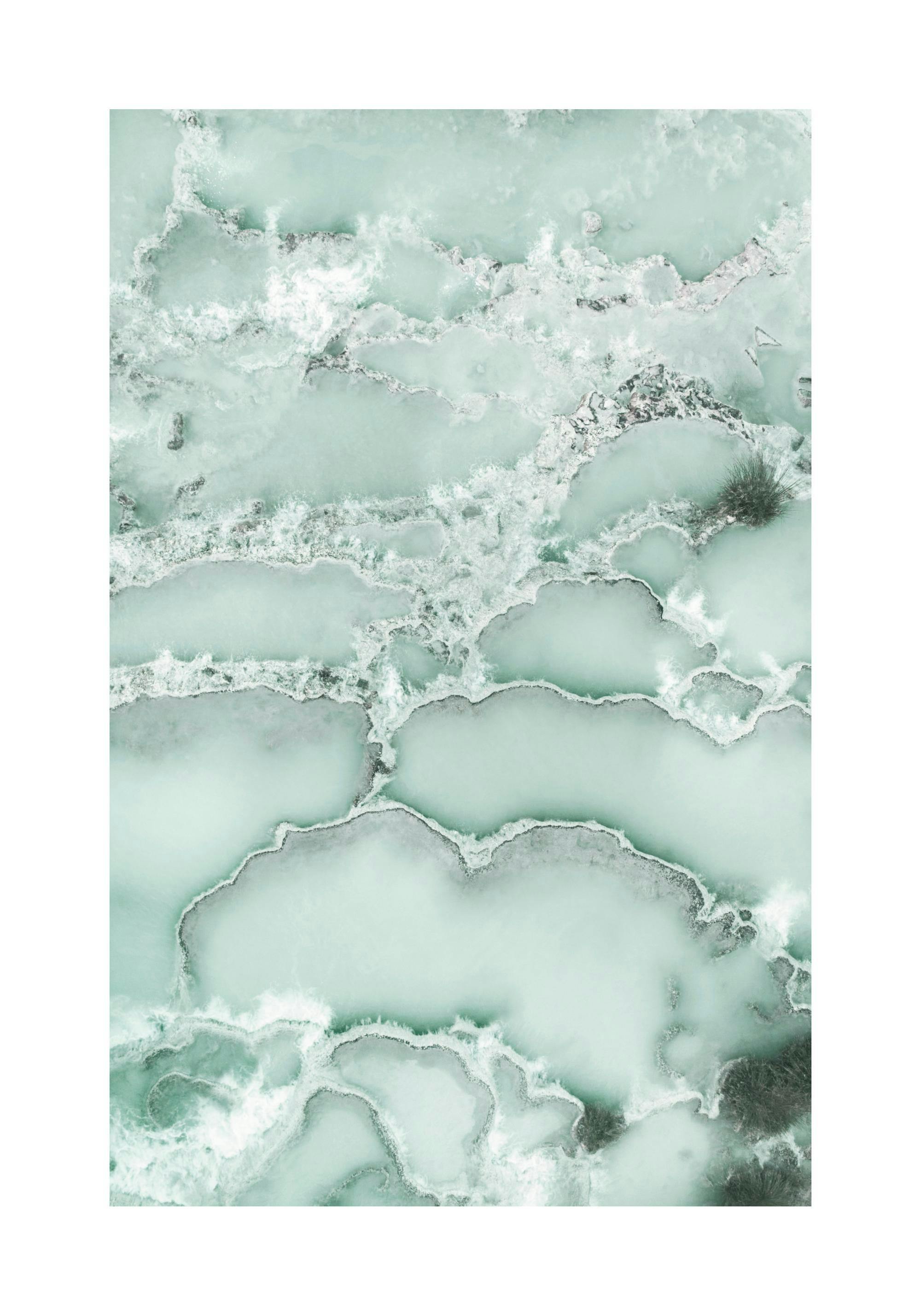 Poster eines abstrakten Musters aus hellgrünen, organischen Formen, die an geschichtetes, mineralreiches Wasser erinnern.
