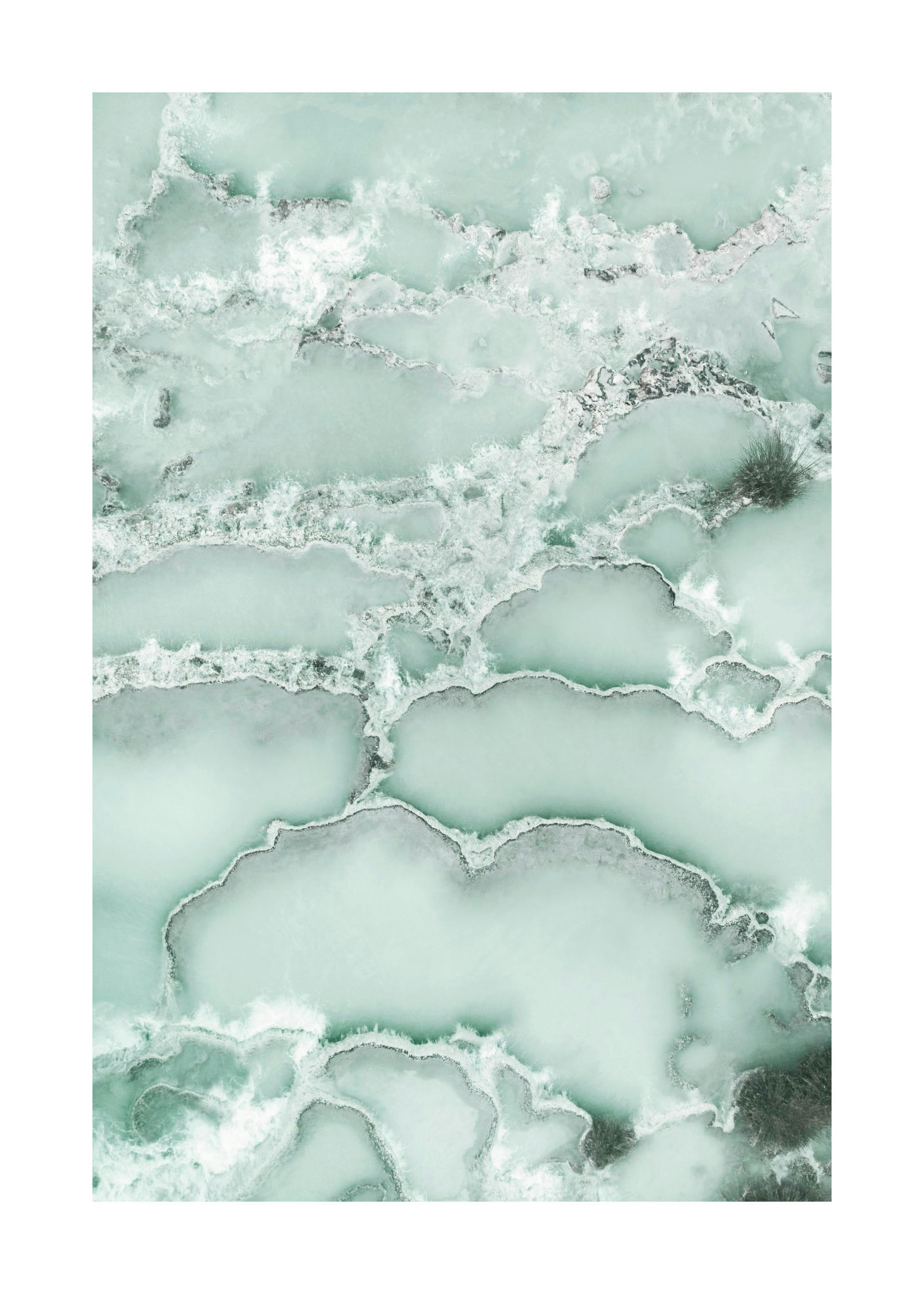 Taivaansininen tai vaalean turkoosi juliste, jossa on tummempia, epäsäännöllisiä orgaanisia muotoja ja vaaleita aaltoilevia linj