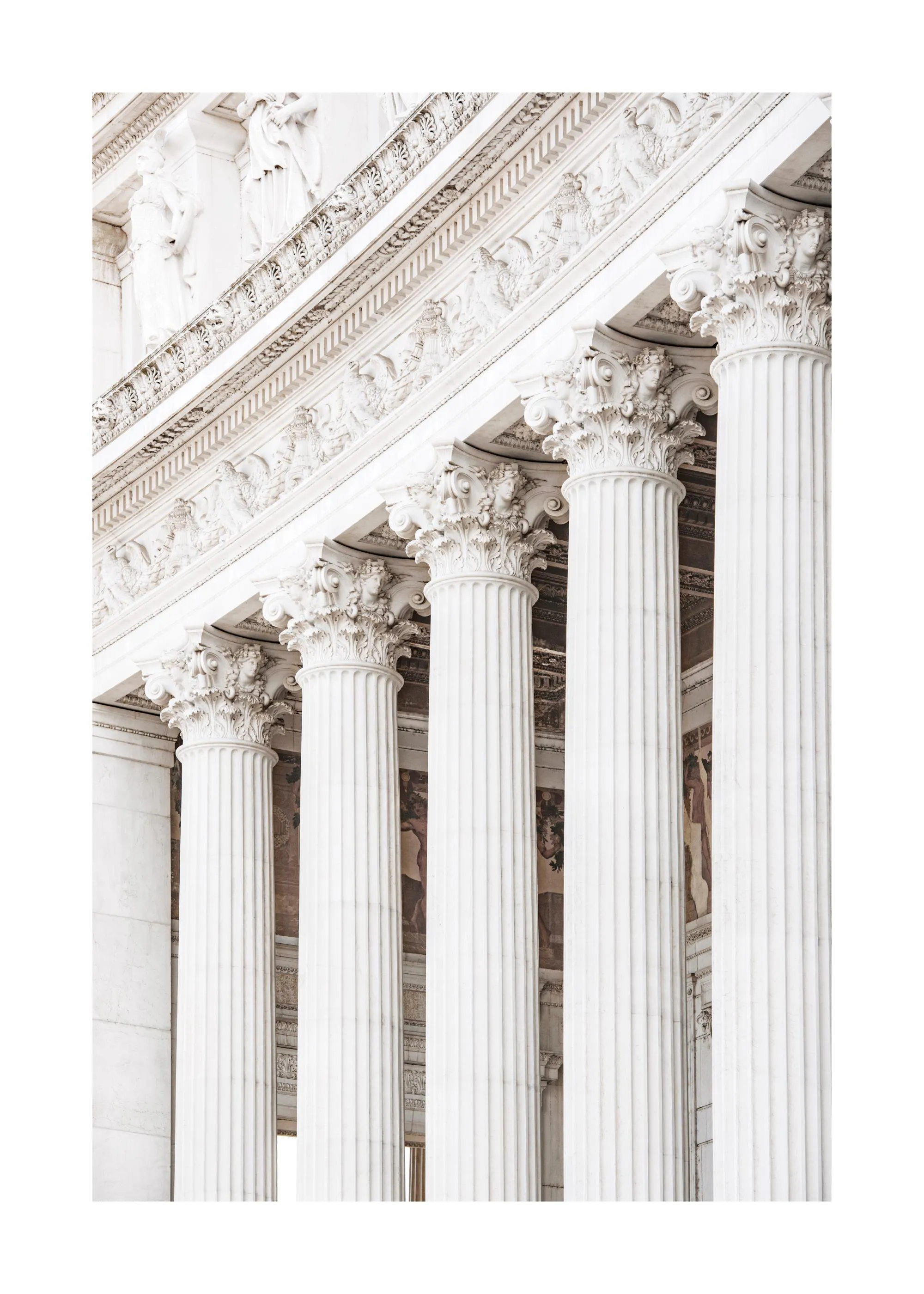 En poster som visar en rad av vita, detaljerade kolonner med korintiska kapitäl på en byggnad.