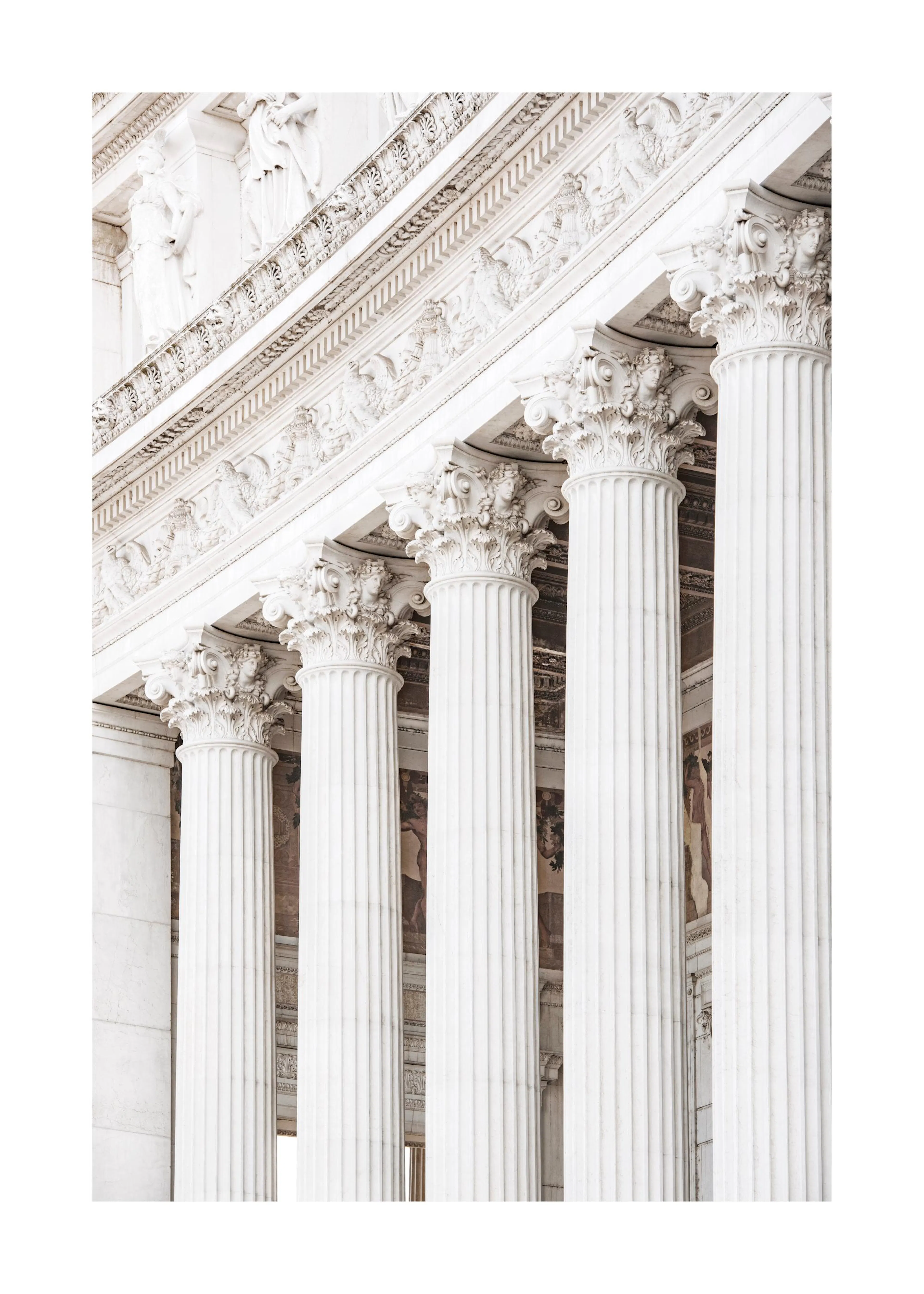 En poster som visar en rad av vita, detaljerade kolonner med korintiska kapitäl på en byggnad.