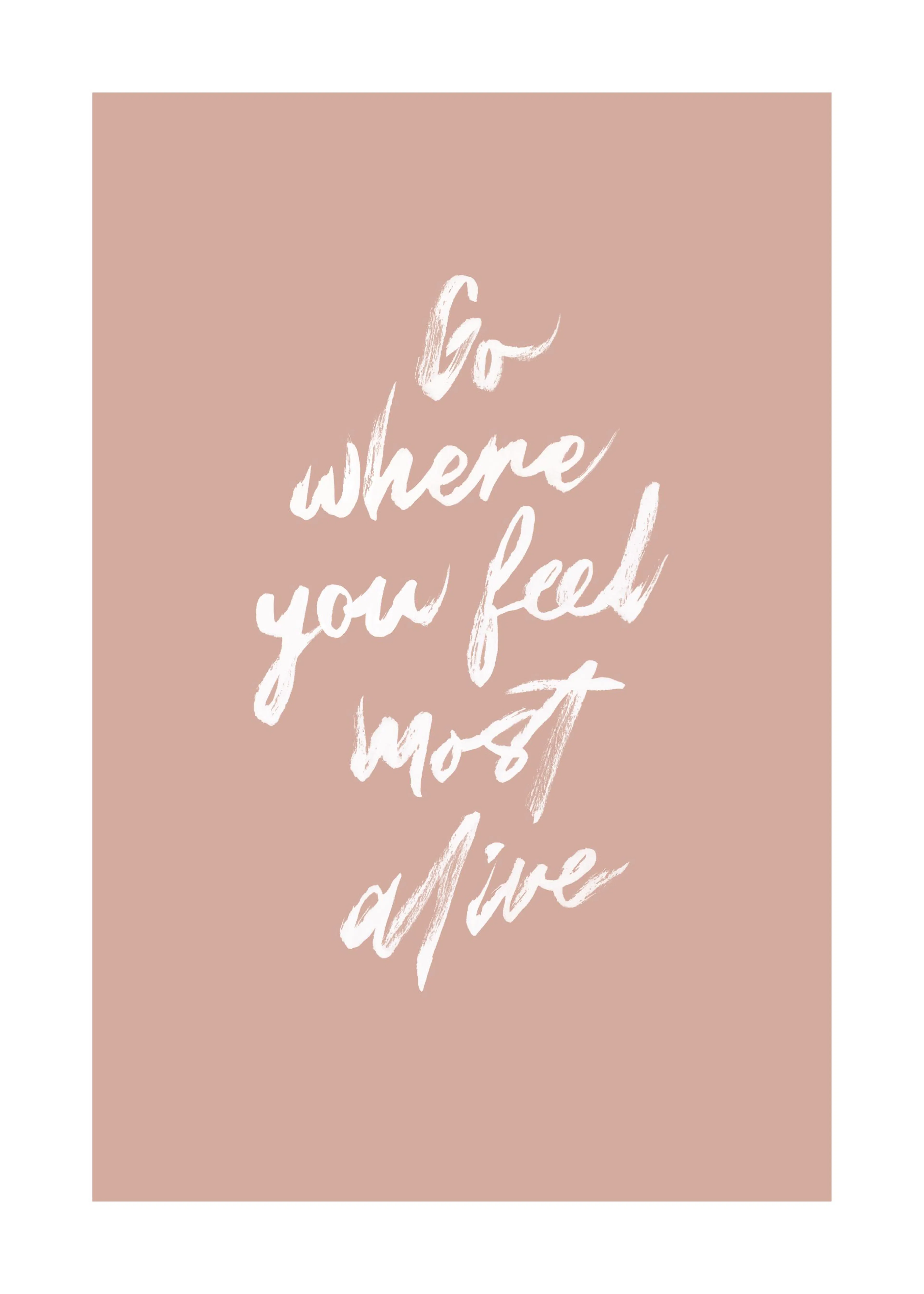 Poster avec la citation Go where you feel most alive en blanc sur un fond rose poudré.