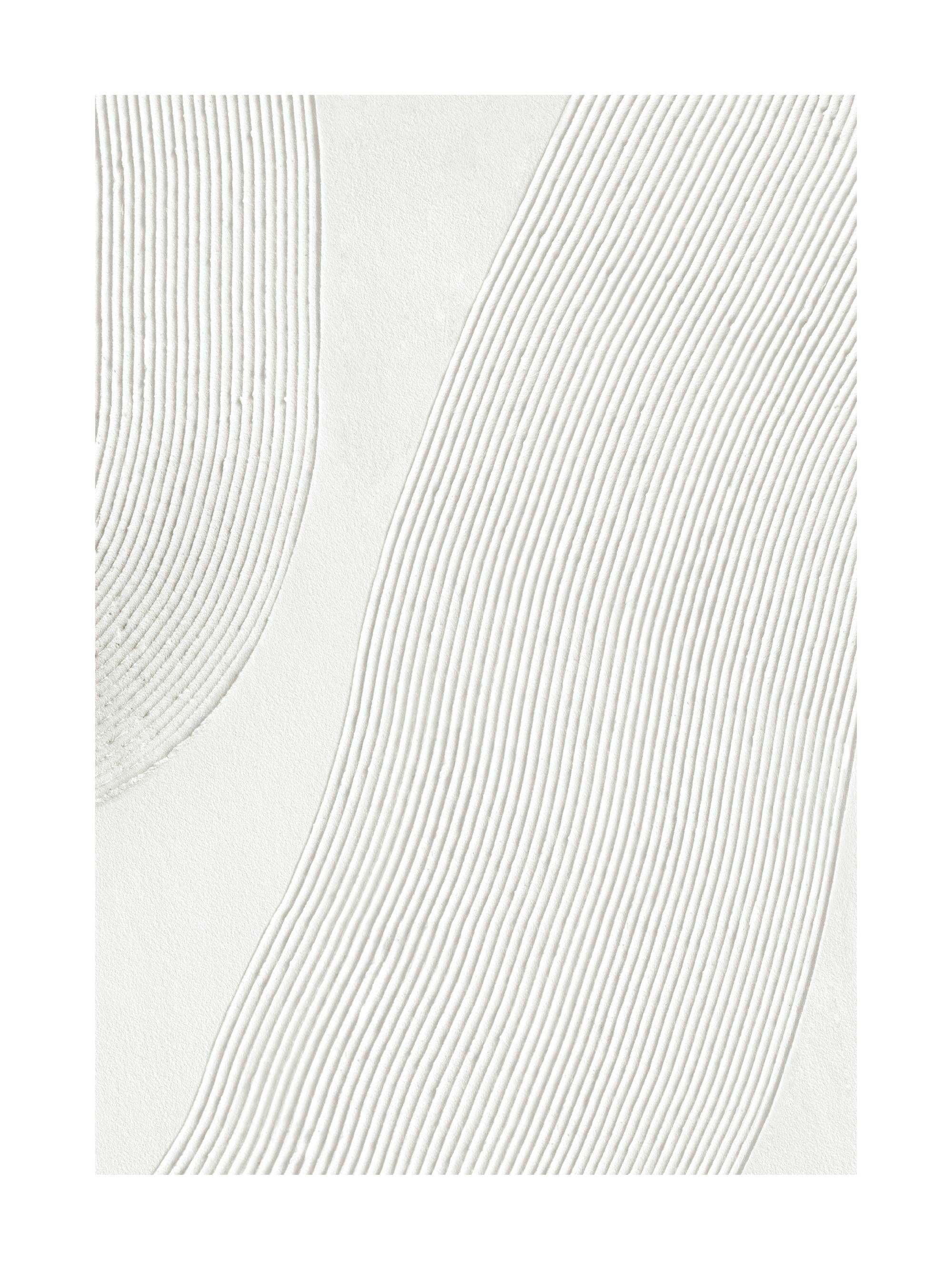 Poster abstract alb cu linii texturate ondulate, verticale și orizontale, pe un fundal subtil, granulat.