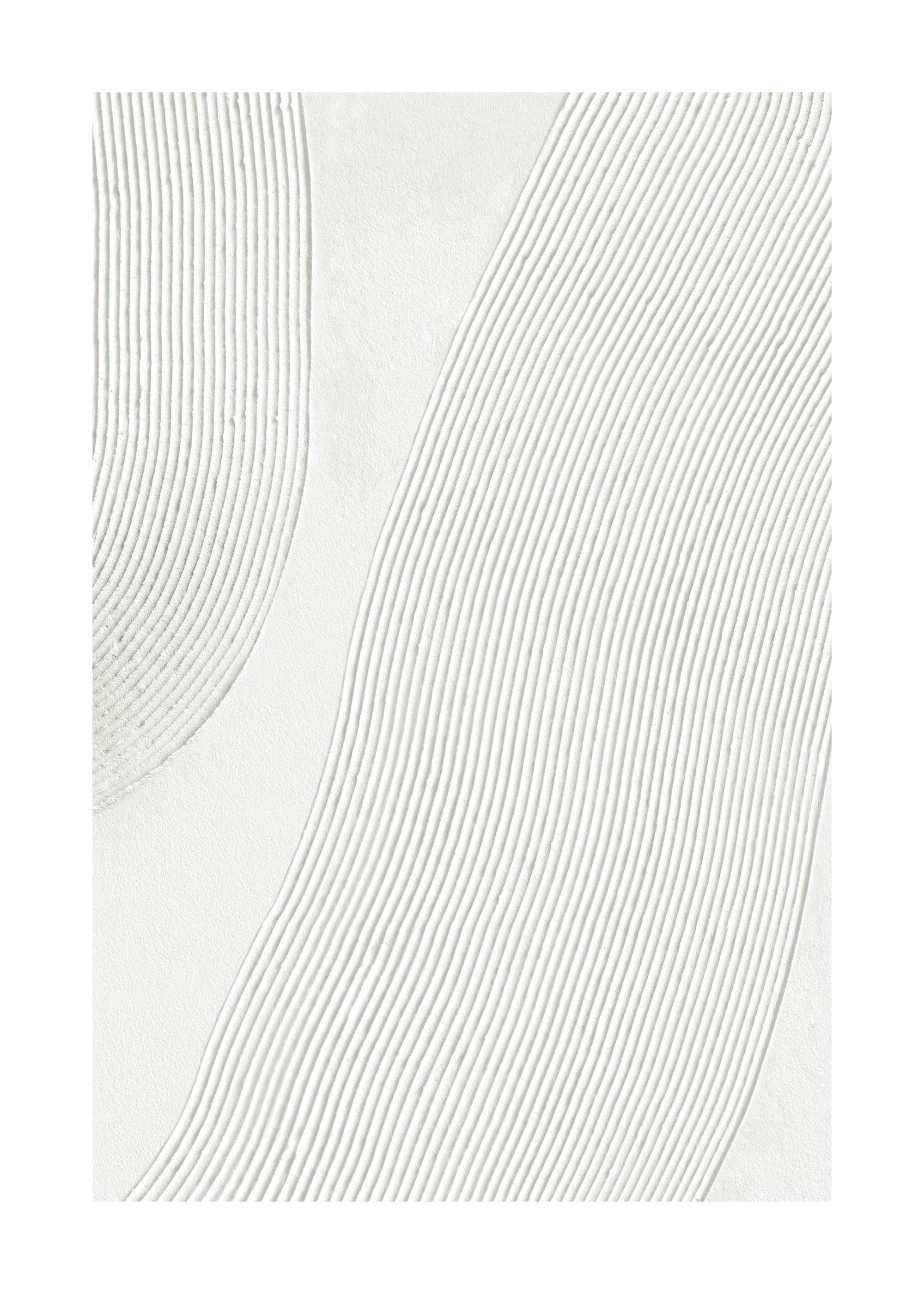 Poster con trama bianca astratta, linee curve e parallele che creano un effetto rilievo moderno.