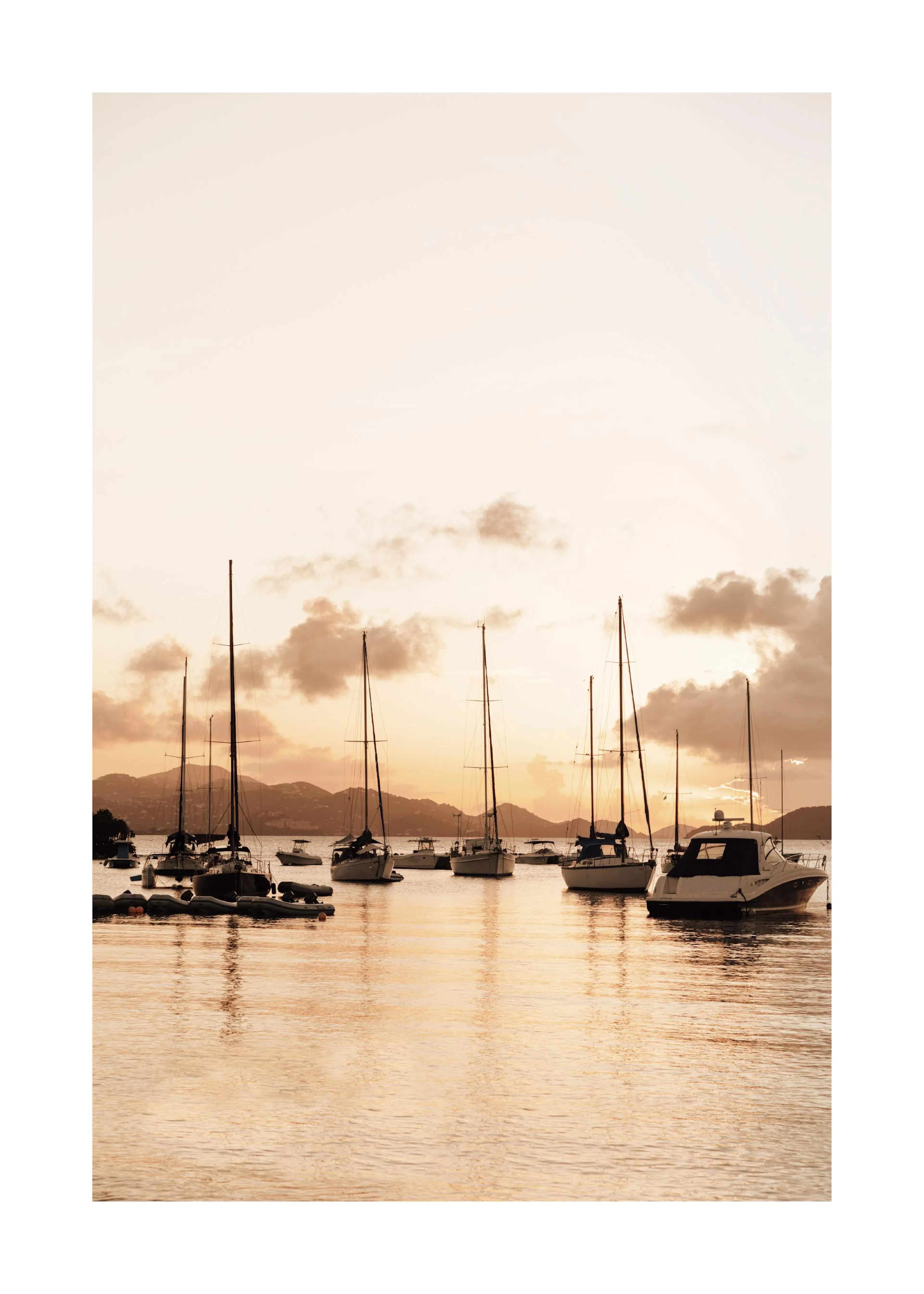 Poster dun port avec des voiliers et des bateaux motorisés sur une mer calme au lever ou au coucher du soleil.