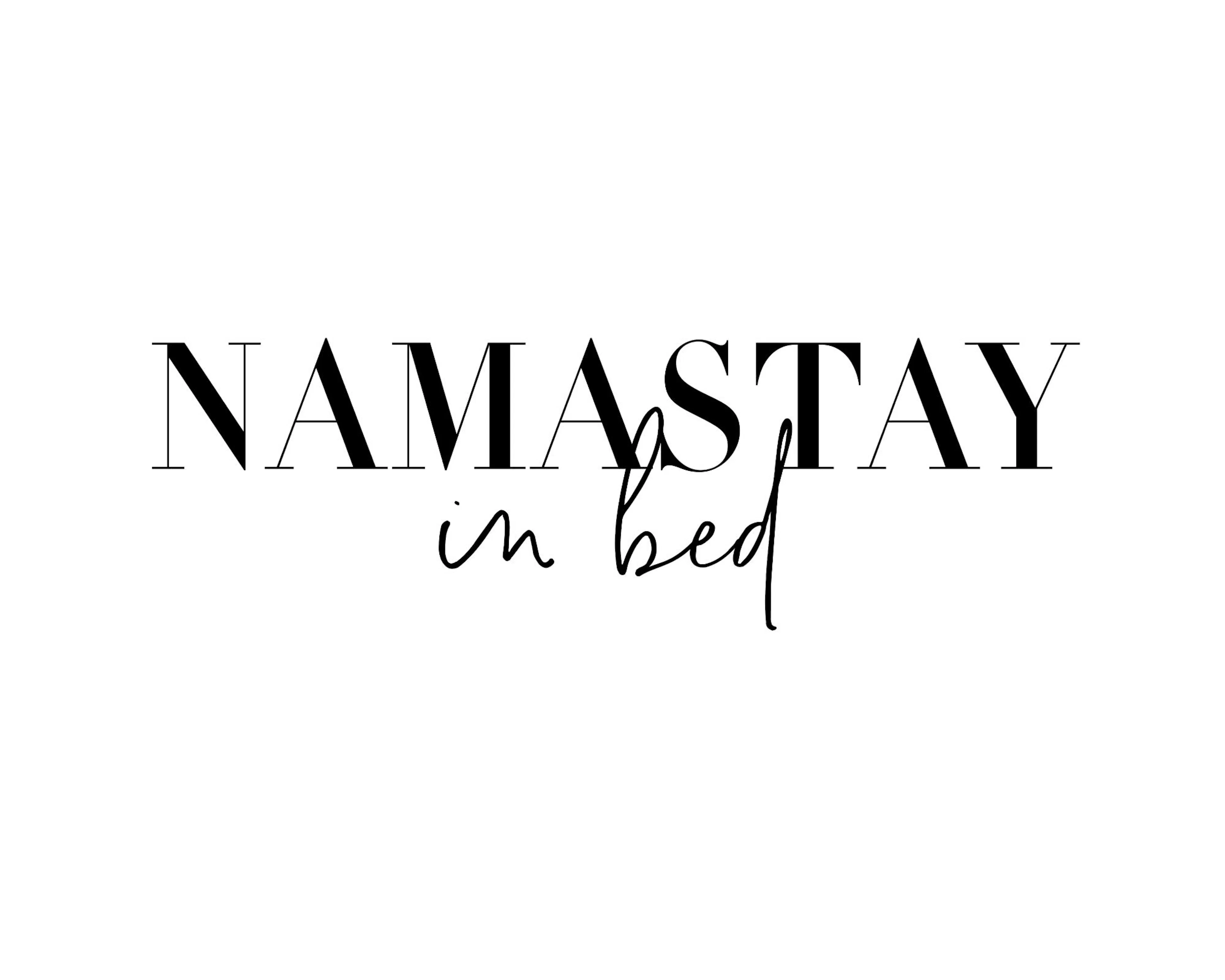 Plakat z czarnym napisem NAMASTAY in bed na białym tle, gdzie NAMASTAY ma styl szeryfowy, a in bed pisany jest kursywą.