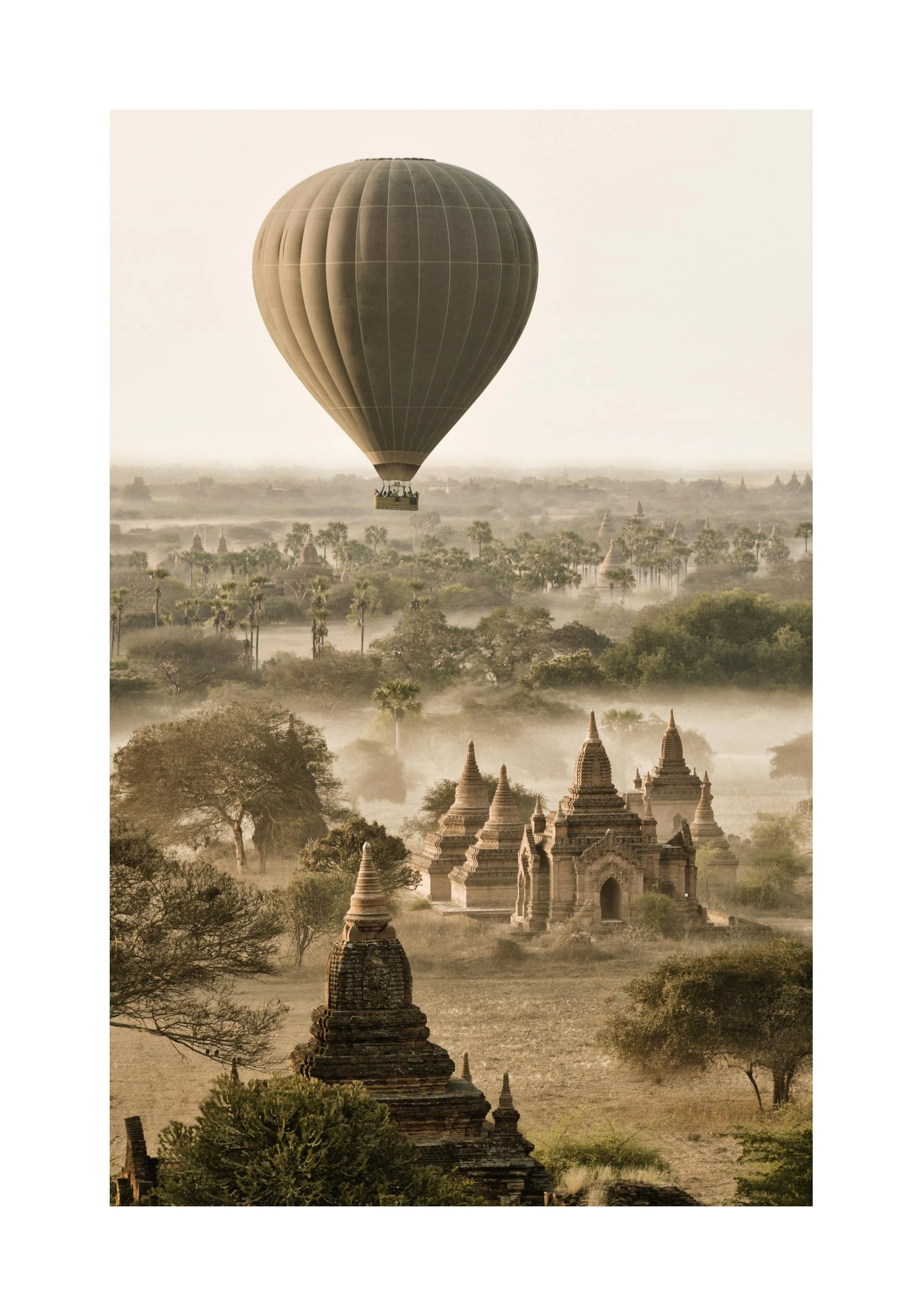 Ein Poster eines Heißluftballons über Tempeln in Bagan, Myanmar, bei Sonnenaufgang mit Nebel.