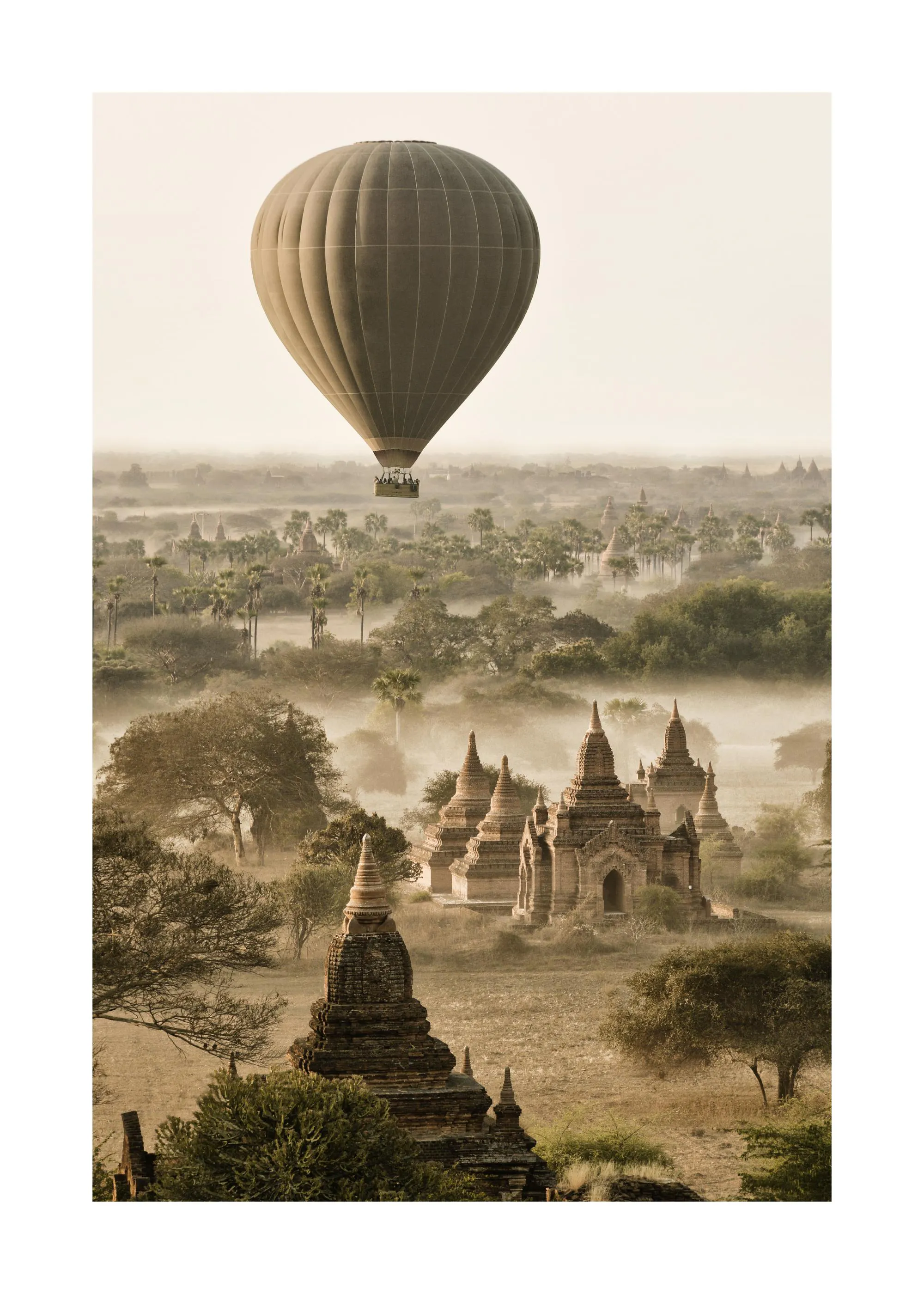 Ein Poster eines Heißluftballons über Tempeln in Bagan, Myanmar, bei Sonnenaufgang mit Nebel.