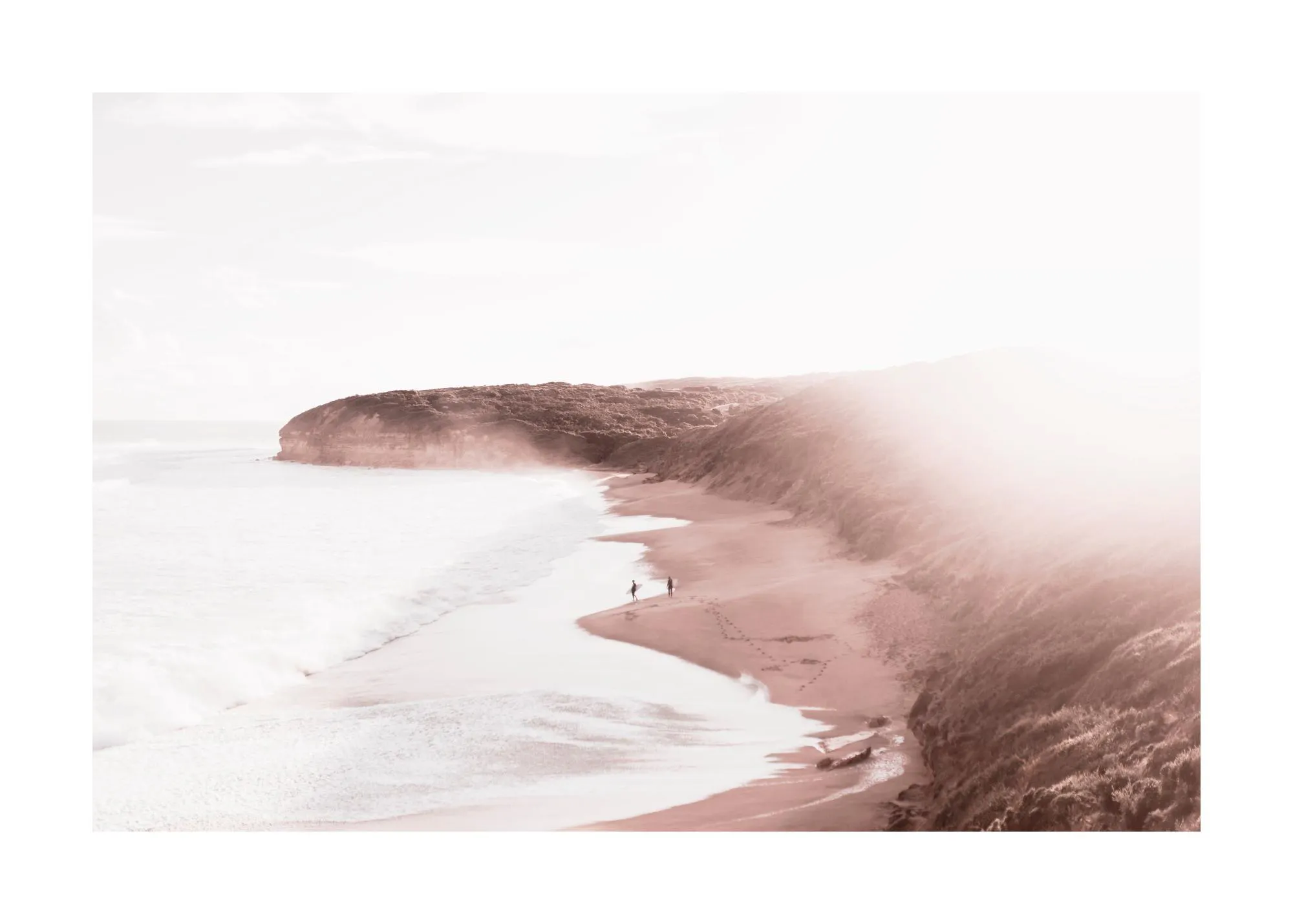 Poster einer sonnigen Strandlandschaft mit Wellen, Felsen und zwei Personen am Ufer.