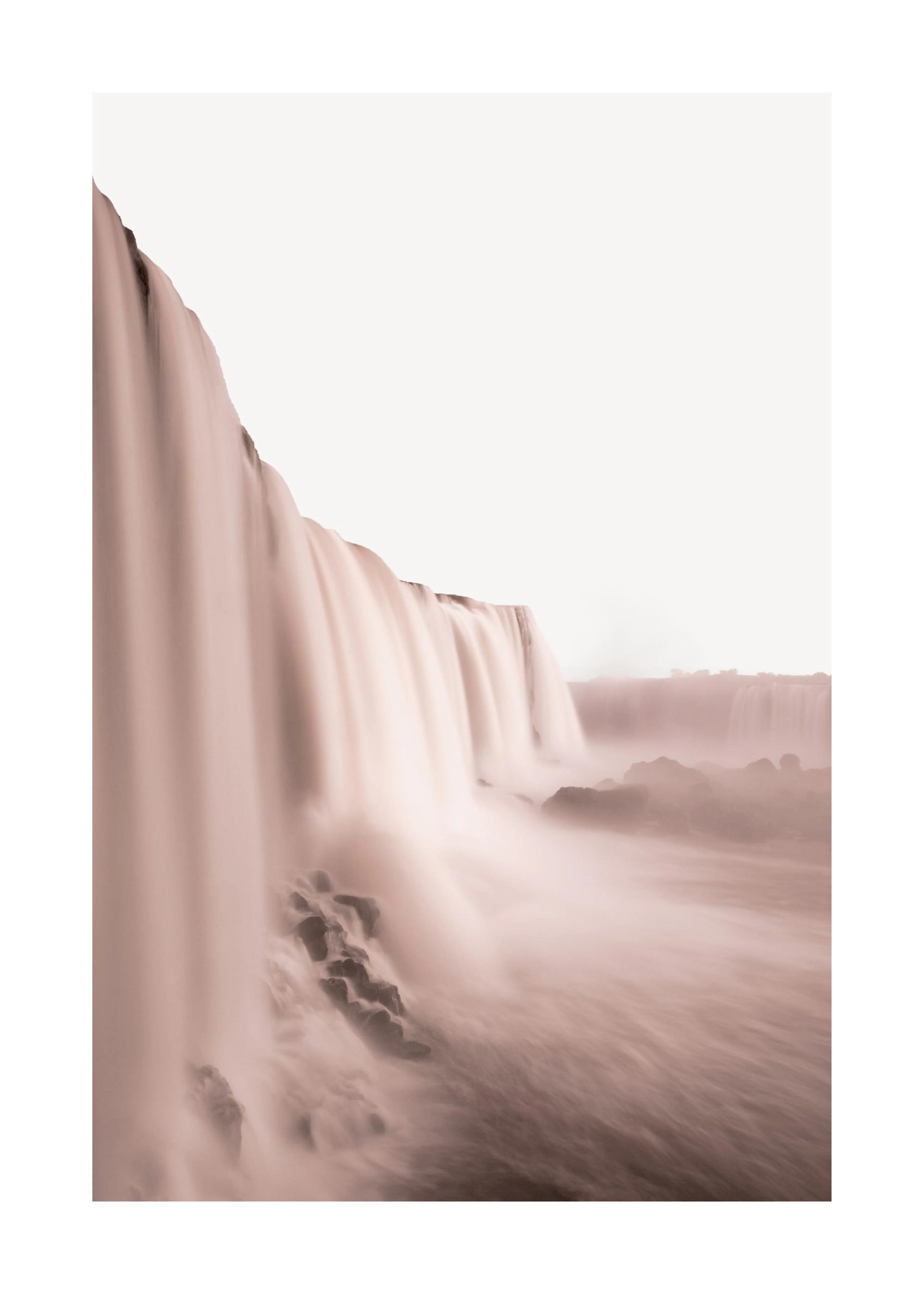 Poster eines lang belichteten Wasserfalls in sanften Rosatönen, der über Felsen in einen nebligen Fluss stürzt.