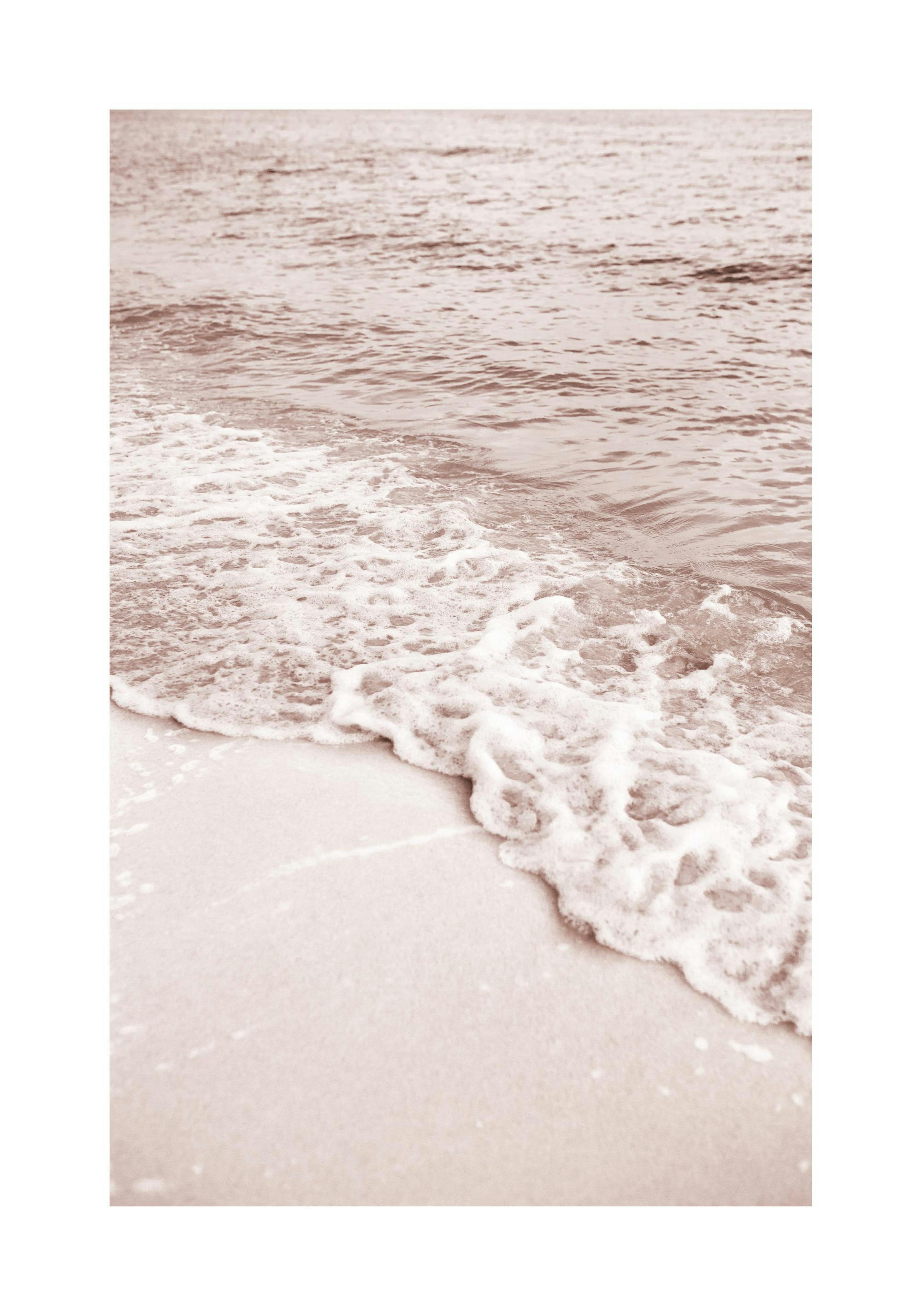 분홍색 바다와 부드러운 흰색 거품의 파도가 해변에 부서지는 모습의 수평선 포스터