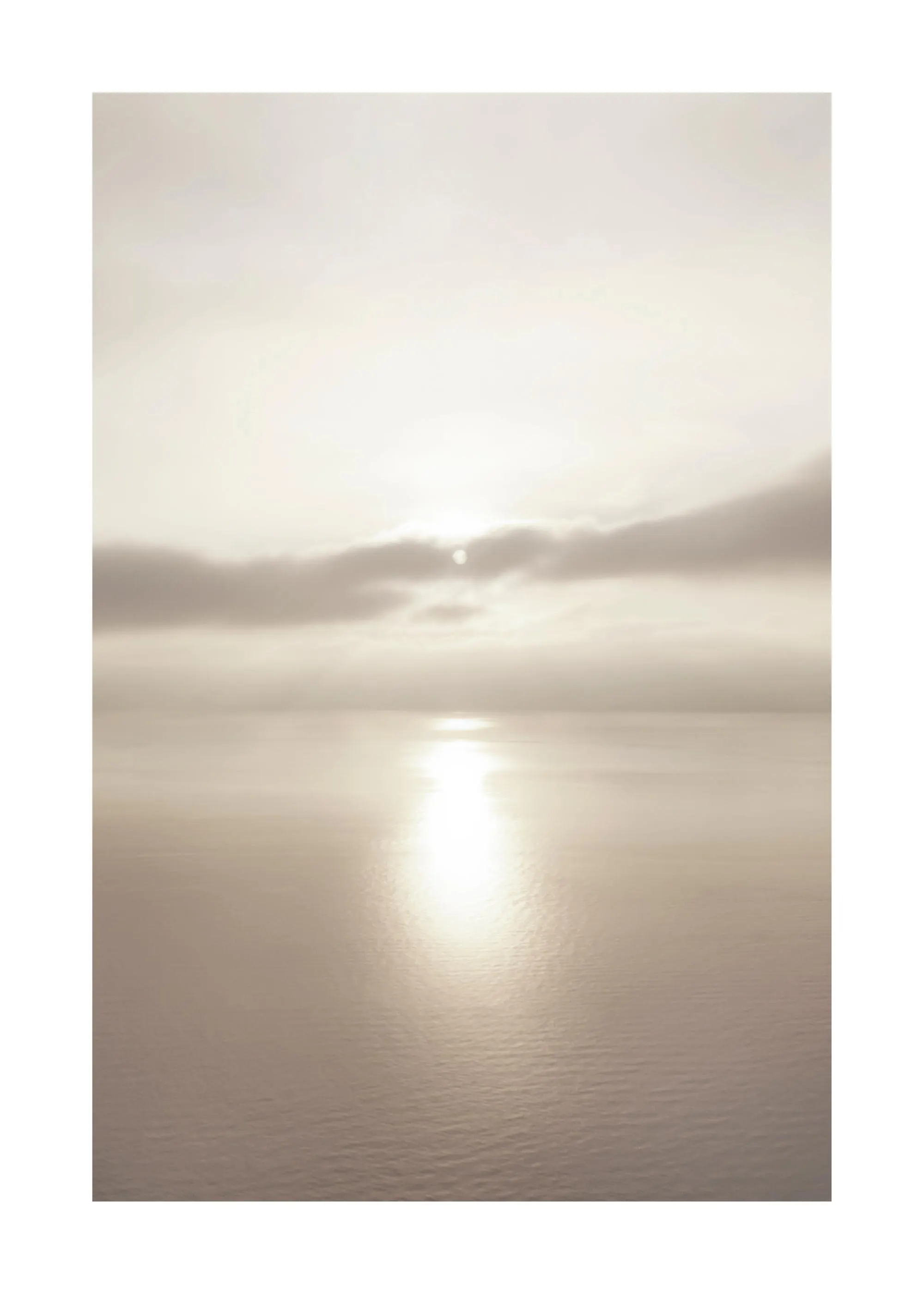 En poster som visar en solnedgång över havet i dova, beiga nyanser med solens spegling på vattenytan.
