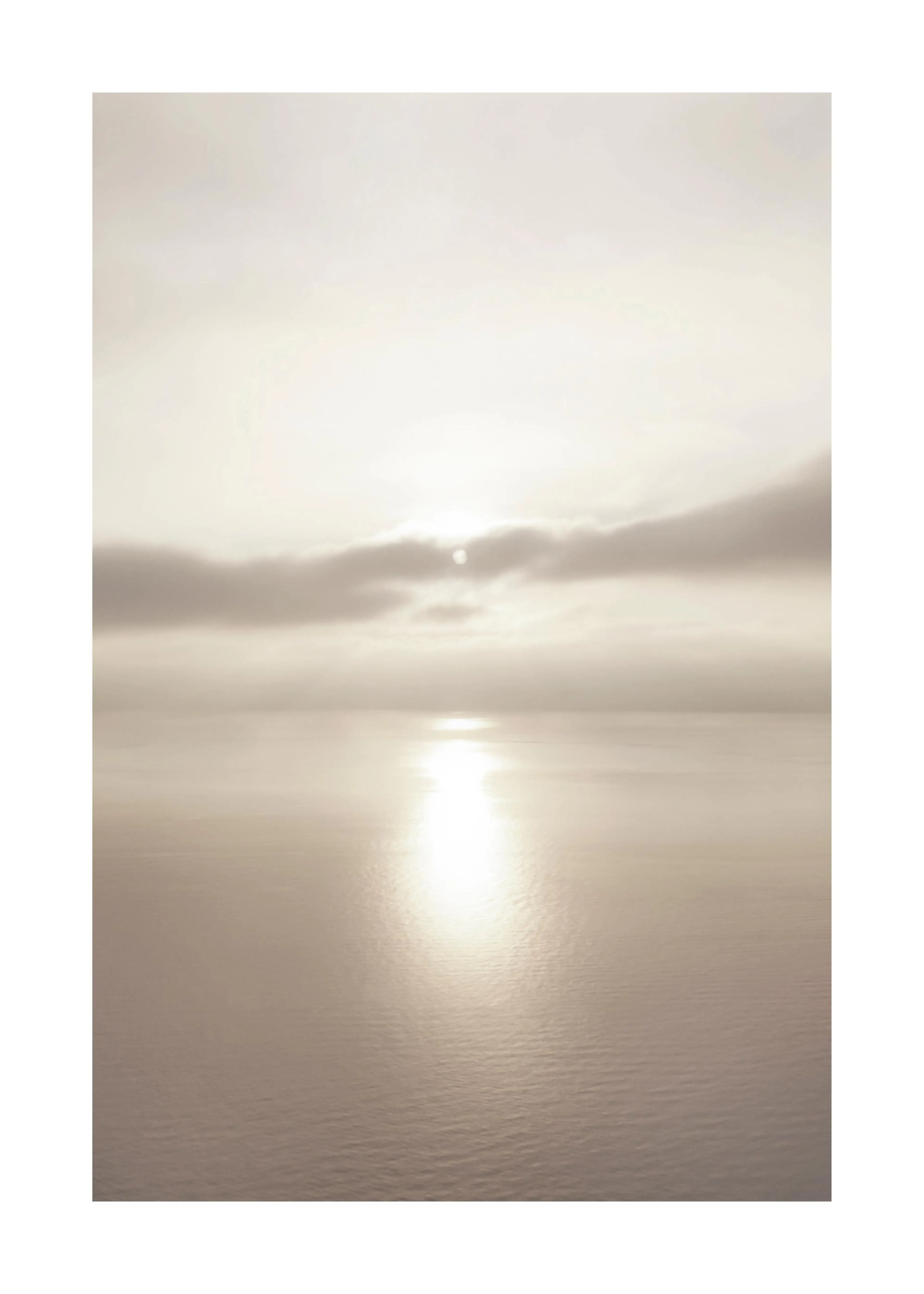 Poster con un tramonto sul mare in tonalità seppia, con il sole che si riflette sullacqua calma.