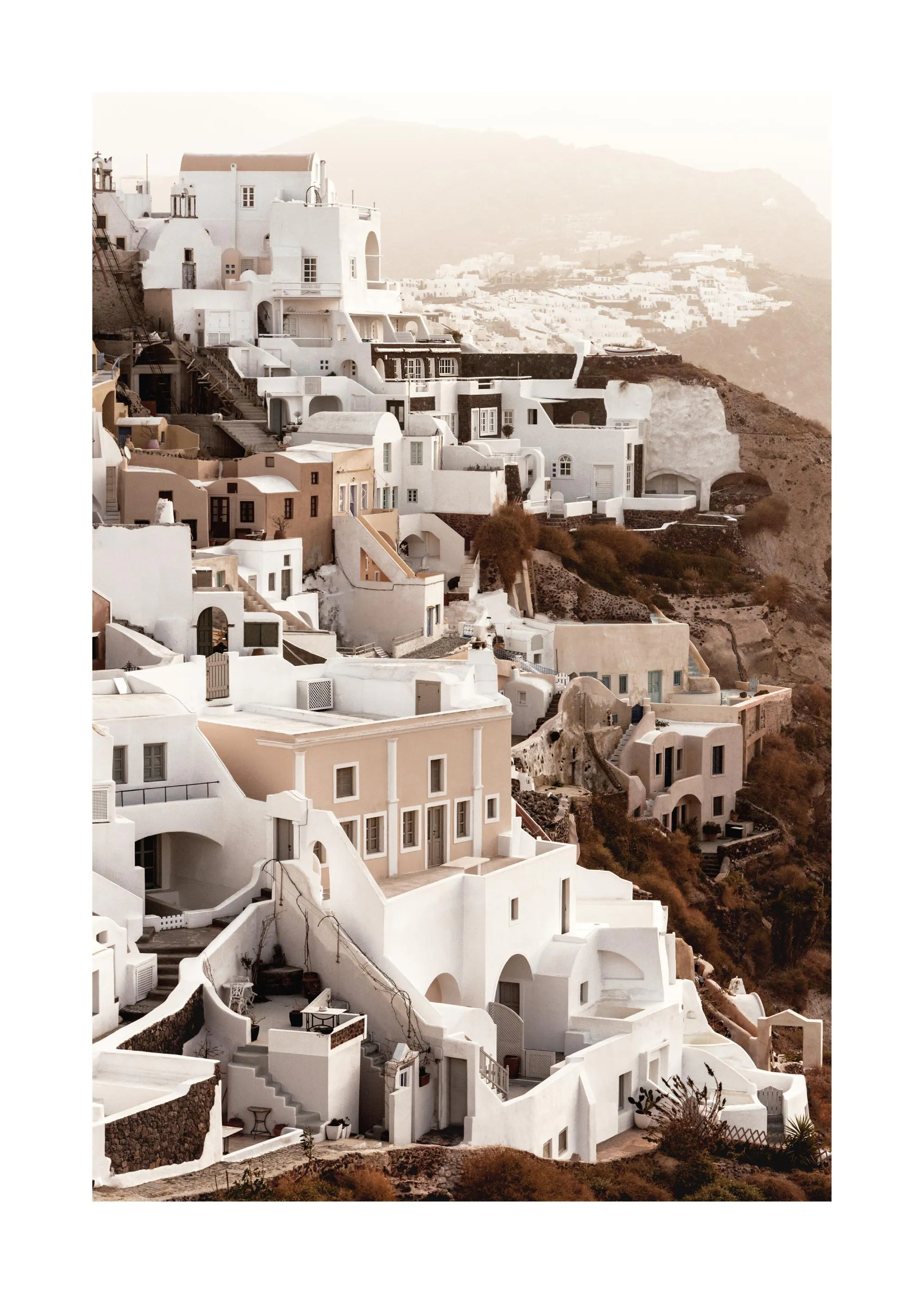 Poster dun village grec blanc et beige en terrasses sur une colline aride sous un ciel clair.