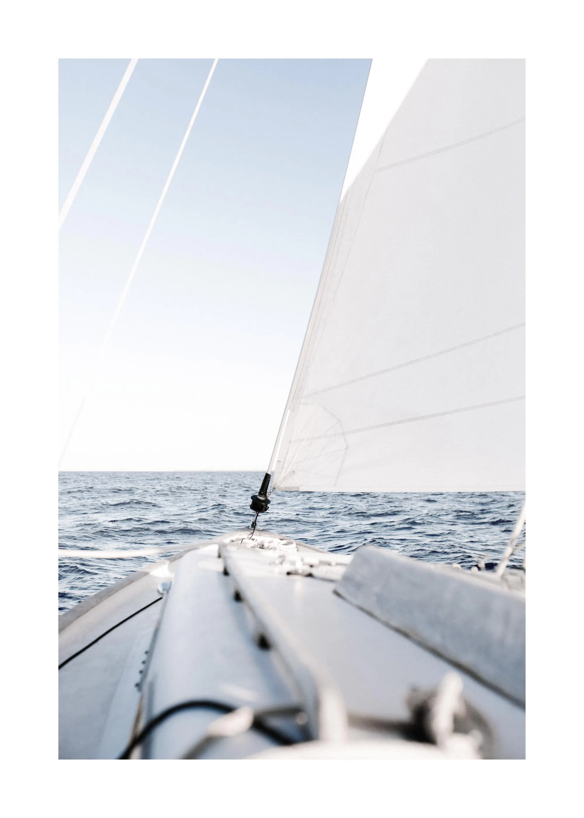 Een poster van de boeg van een zeilboot met een wit zeil op een blauwe zee onder een helderblauwe lucht.