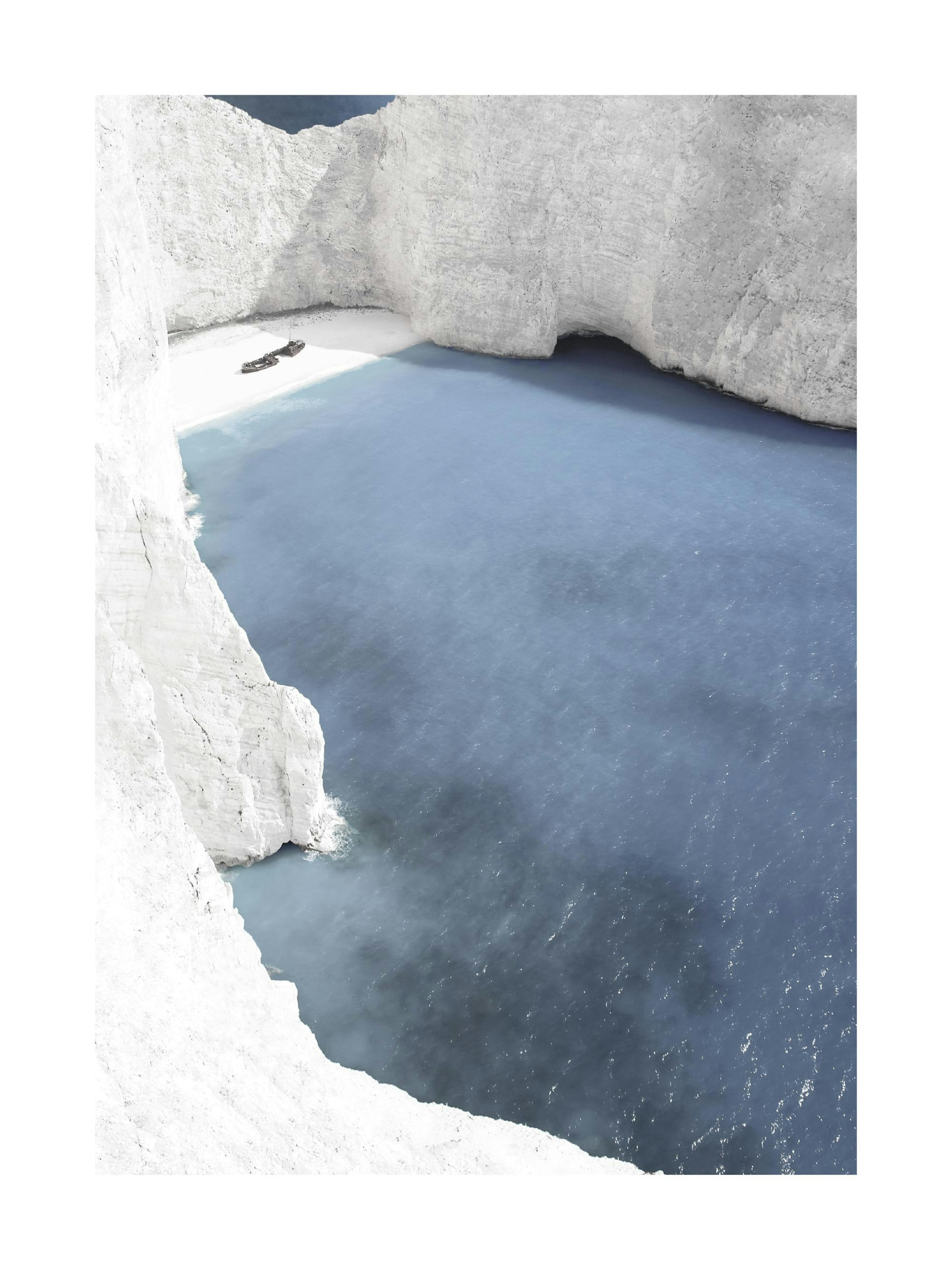 하얀 절벽과 푸른 바다, 그리고 난파선이 있는 아름다운 해변 풍경 포스터