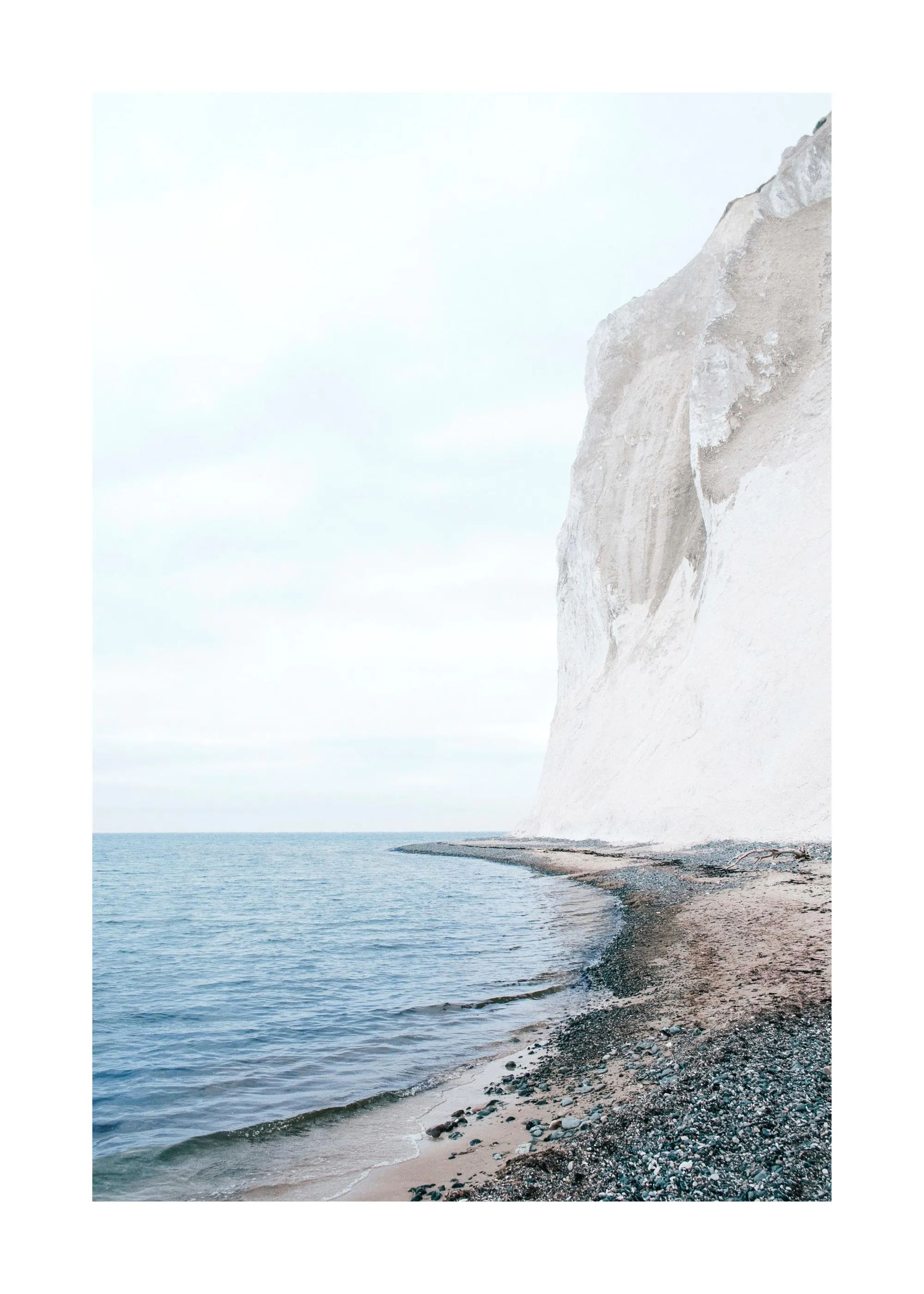 Poster dune falaise de craie blanche imposante surplombant une plage de galets et la mer calme.