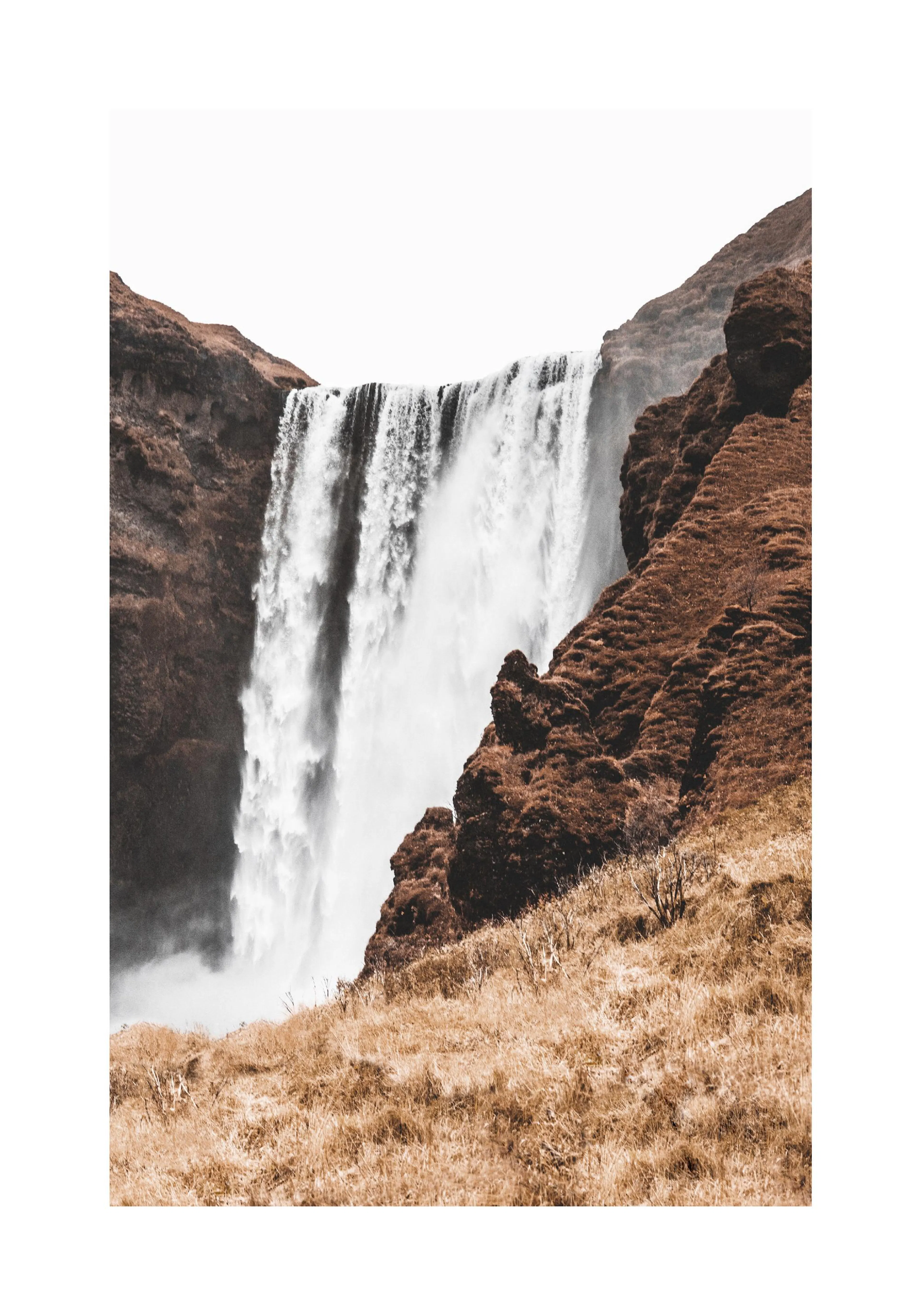 Een poster van een majestueuze waterval die van een rotsachtige helling stort, omringd door droog geel gras.