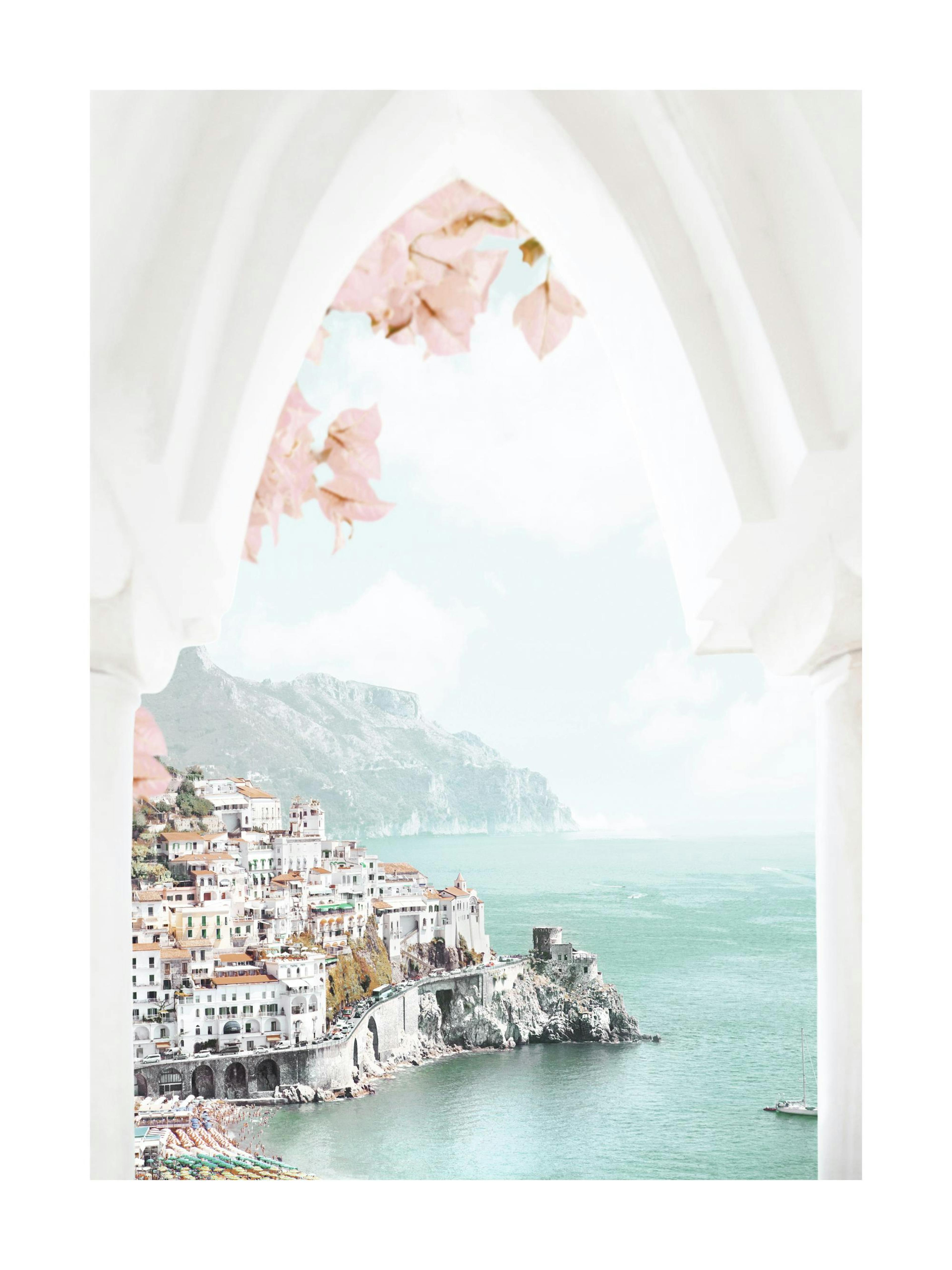 Póster de la costa de Amalfi en Italia, mostrando casas blancas con techos de terracota y el mar turquesa, visto a través de un 