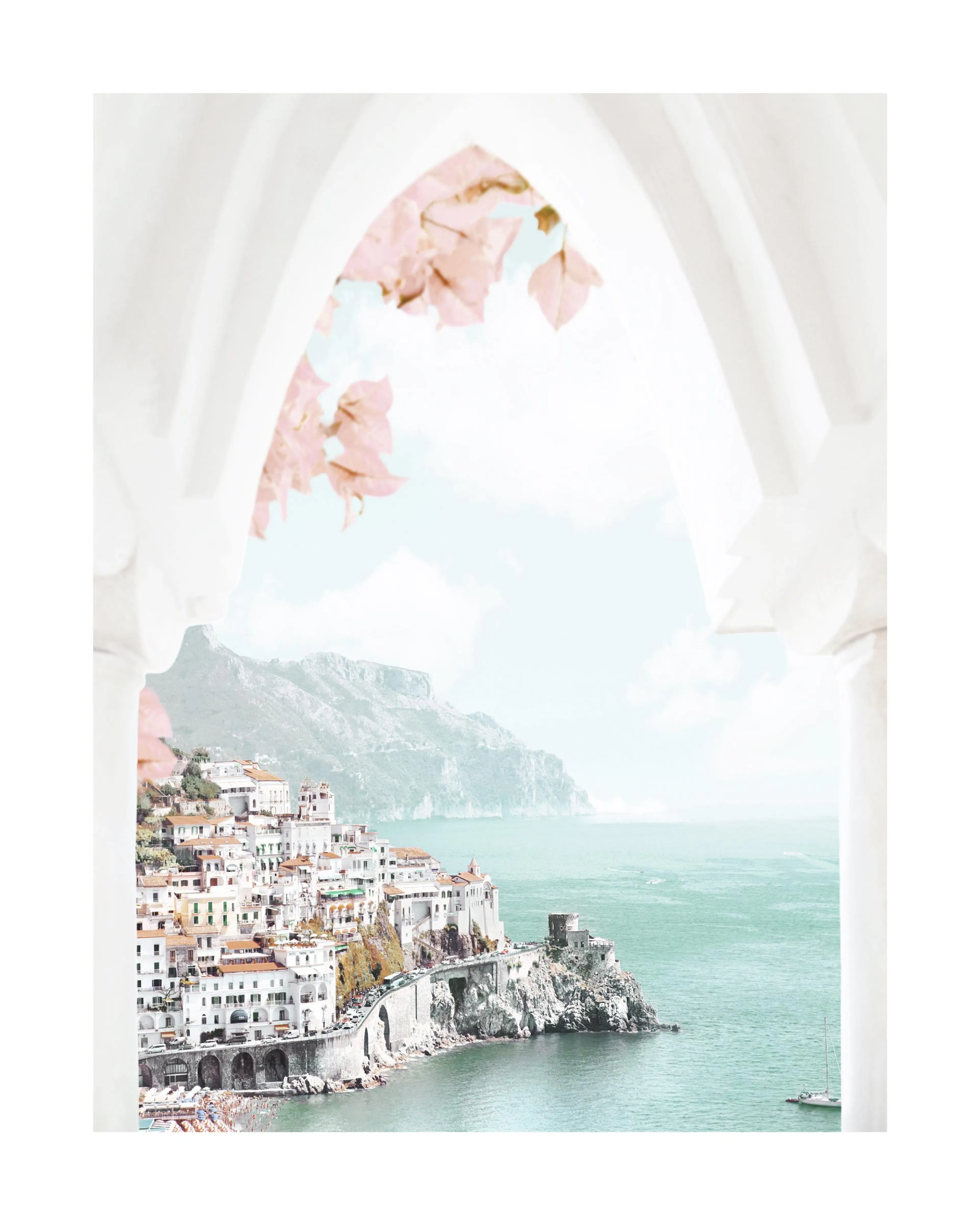 Poster: Blick durch einen weißen Bogen auf eine italienische Küstenstadt mit weißen Häusern, Bergen und türkisfarbenem Meer.