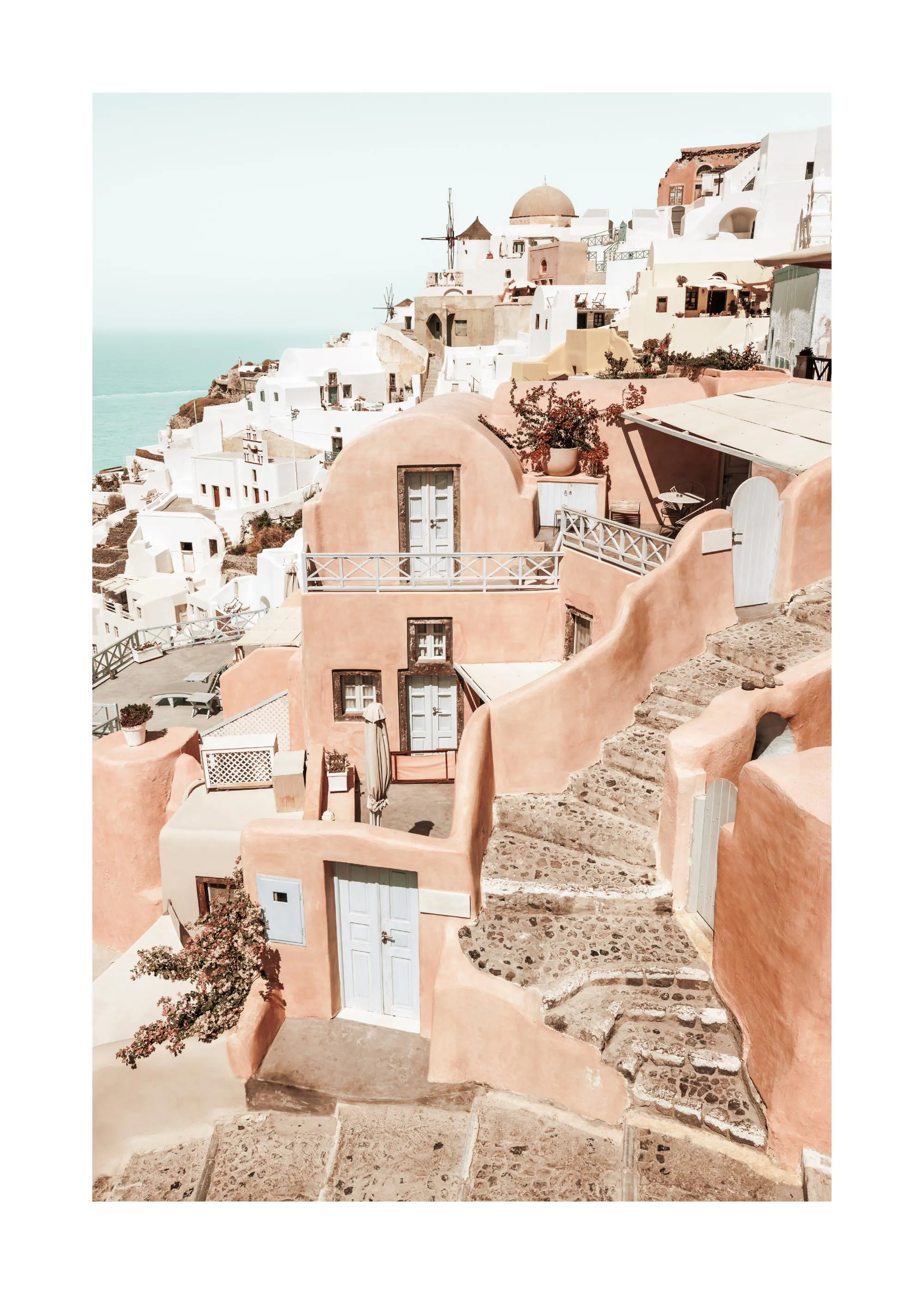 Poster de maisons blanches et orange de Santorin en Grèce, avec des escaliers en pierre et la mer en arrière-plan.