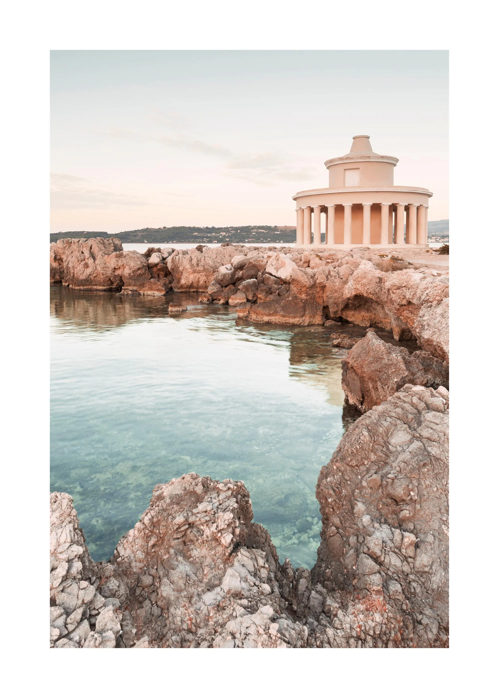 Poster mit dem Leuchtturm von Agioi Theodoroi, umgeben von Felsen und klarem Wasser, bei Sonnenuntergang.
