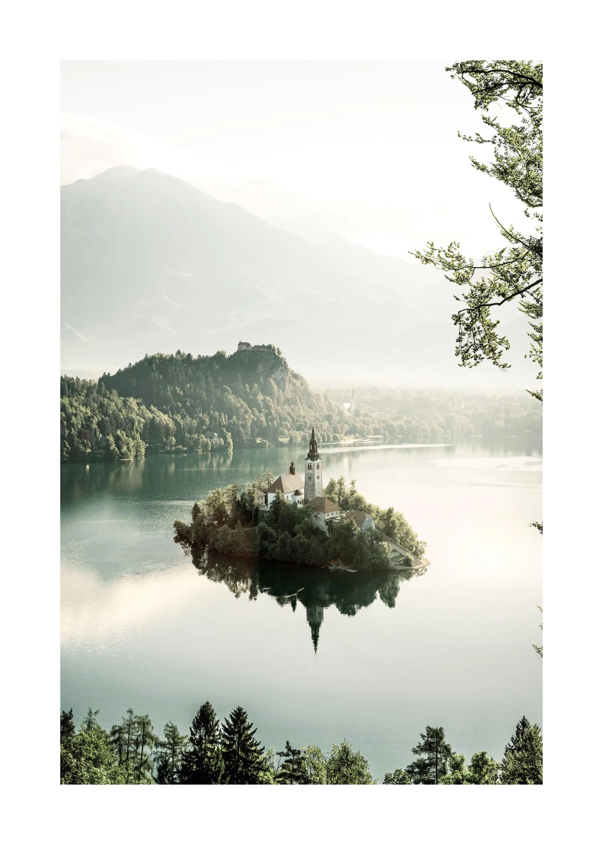 Ein Poster des Bleder Sees mit seiner Inselkirche und Burg, umgeben von Bergen und Wäldern.