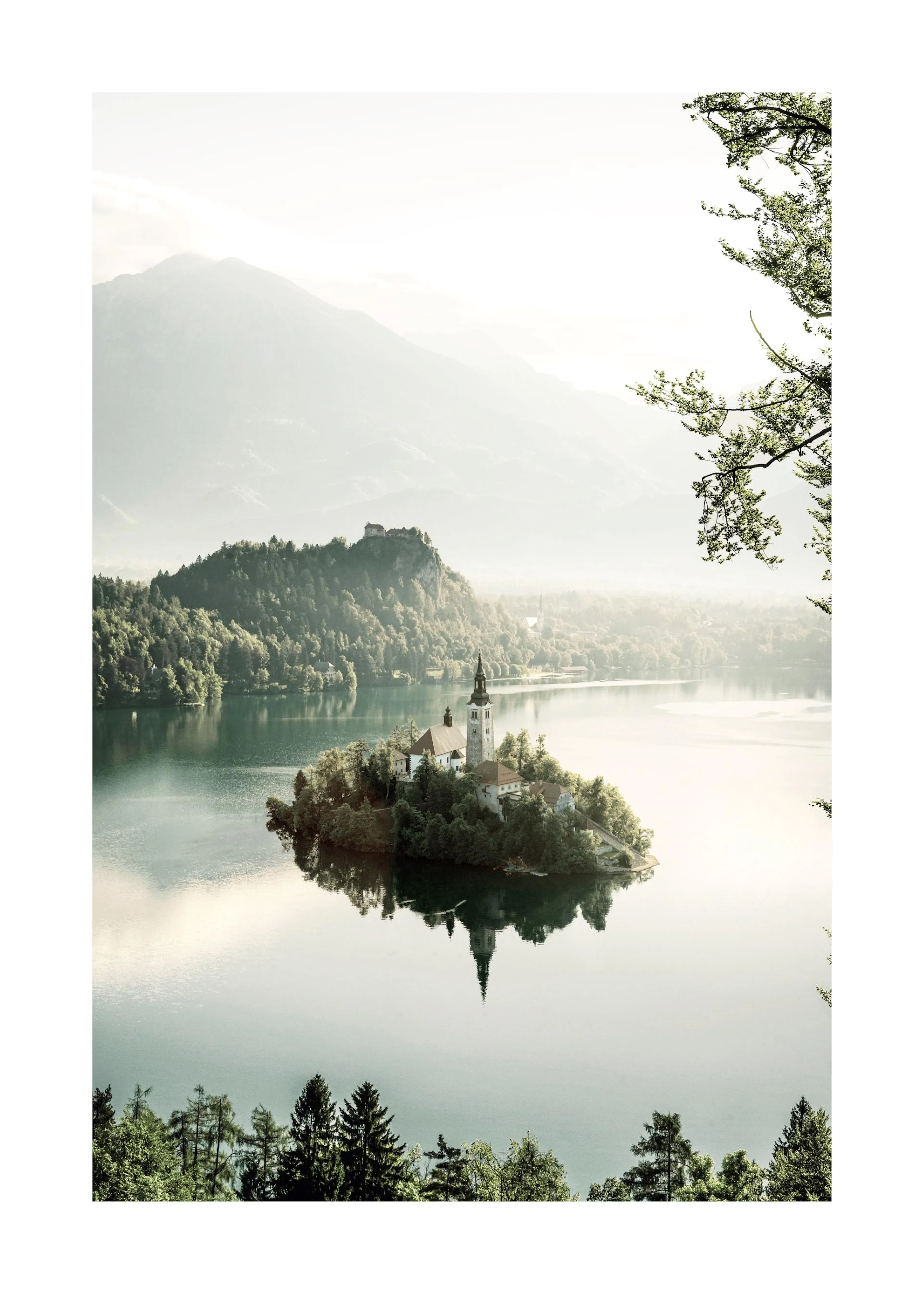 Ein Poster des Bleder Sees mit seiner Inselkirche und Burg, umgeben von Bergen und Wäldern.
