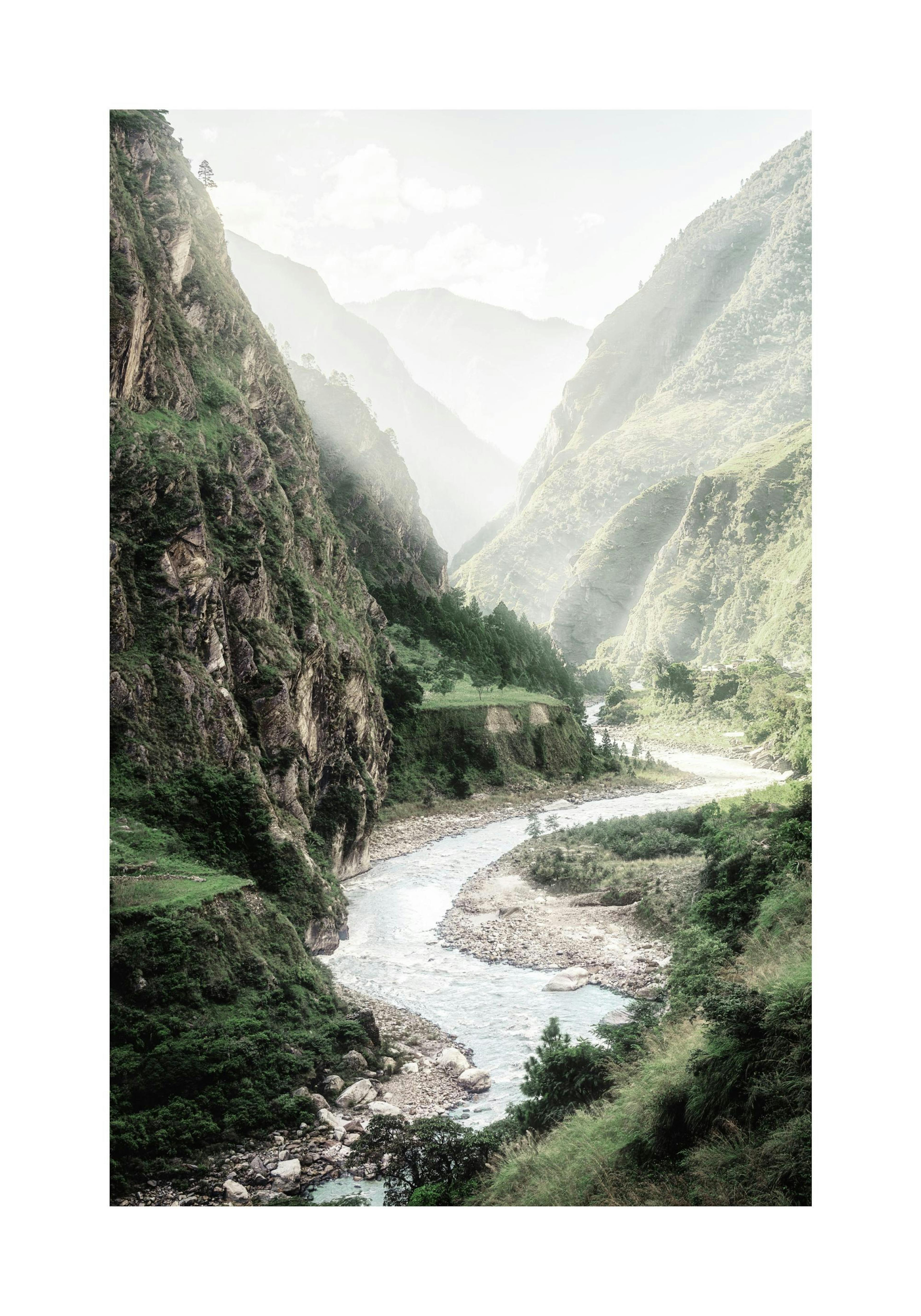 산과 강이 어우러진 풍경 포스터로, 깊은 계곡 사이로 굽이쳐 흐르는 강물이 특징입니다.