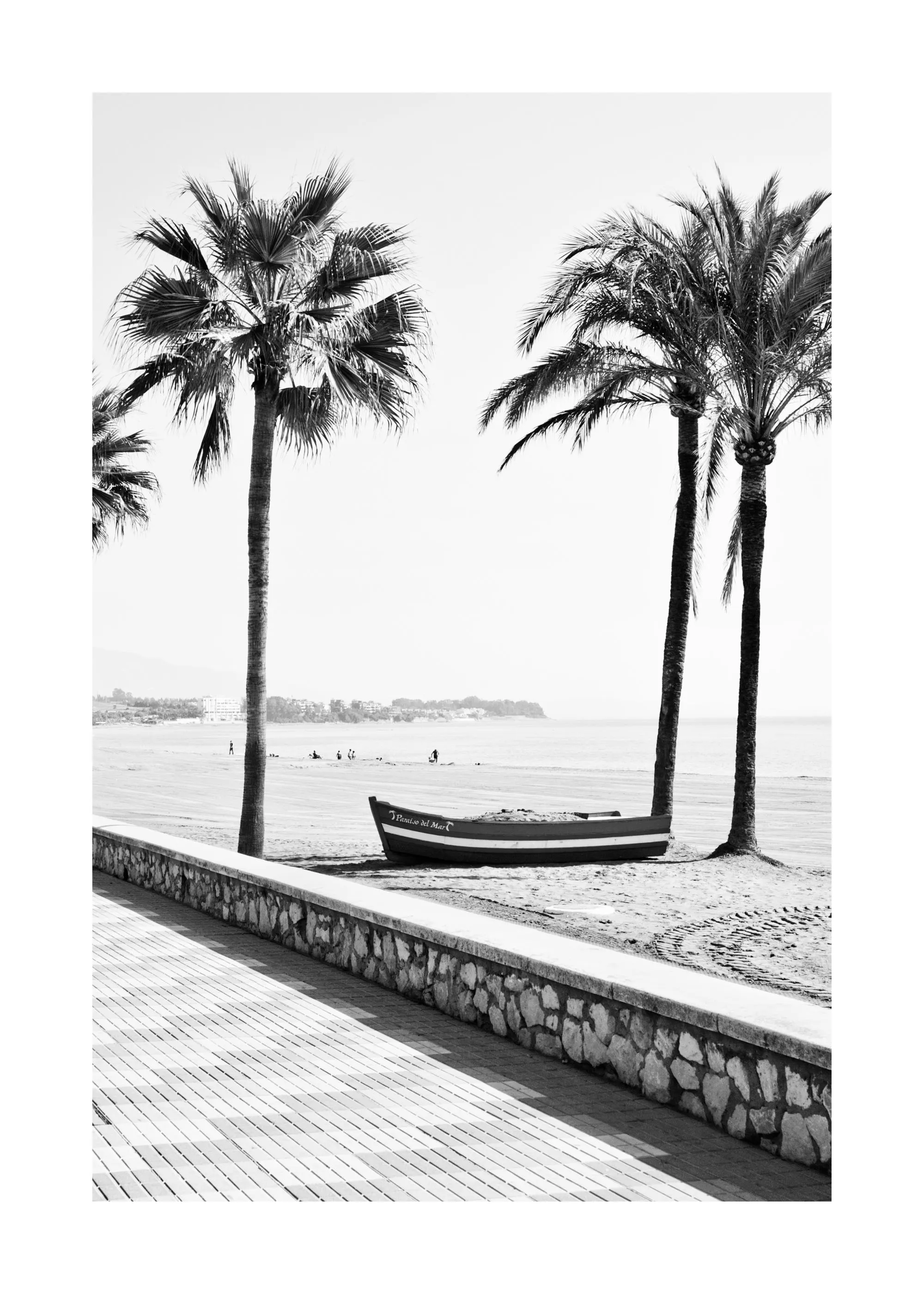 Poster en noir et blanc dun bateau de pêche sur une plage bordée de palmiers et dun trottoir.
