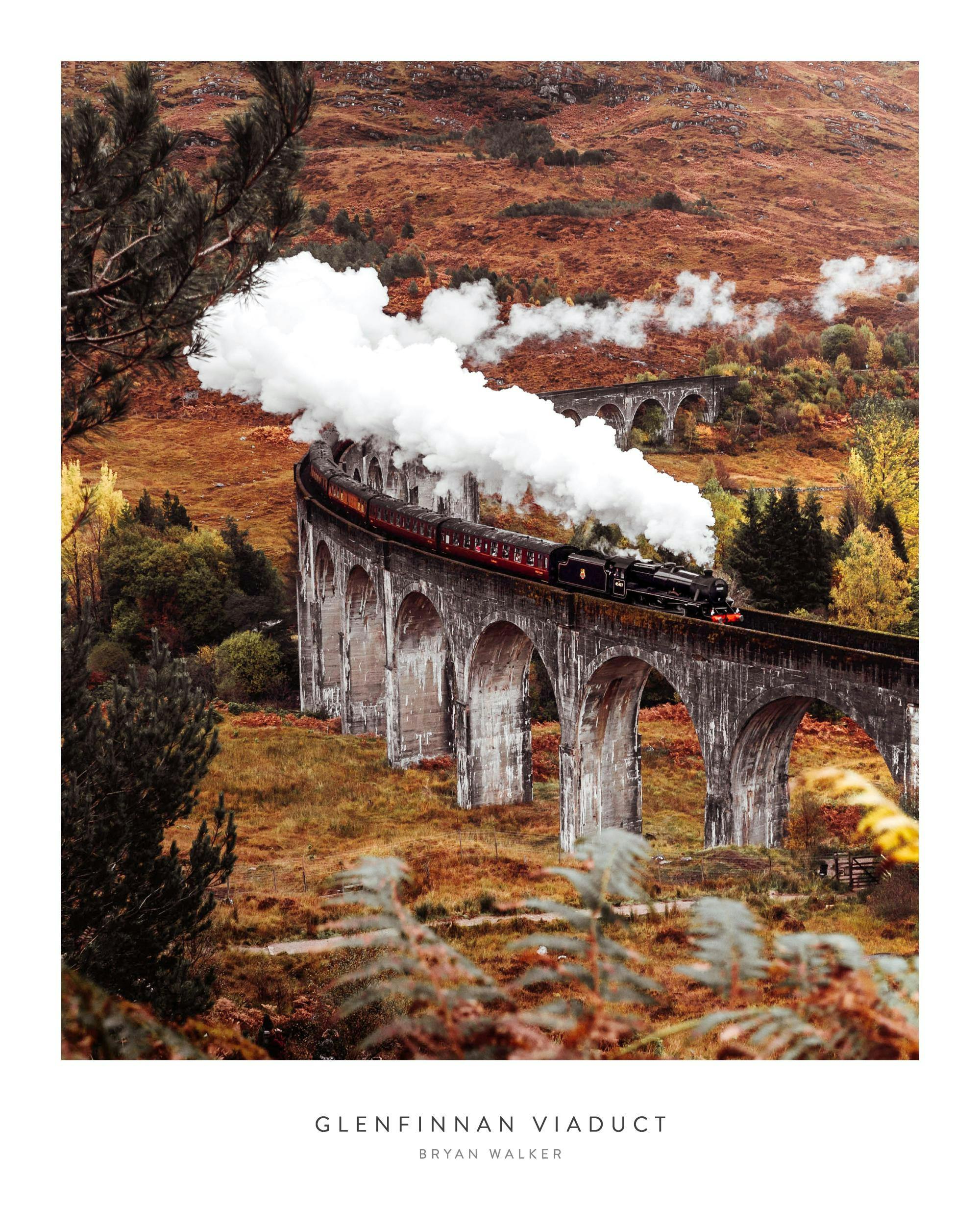 Poster eines dampfenden Zuges auf dem Glenfinnan Viadukt in herbstlicher schottischer Landschaft.