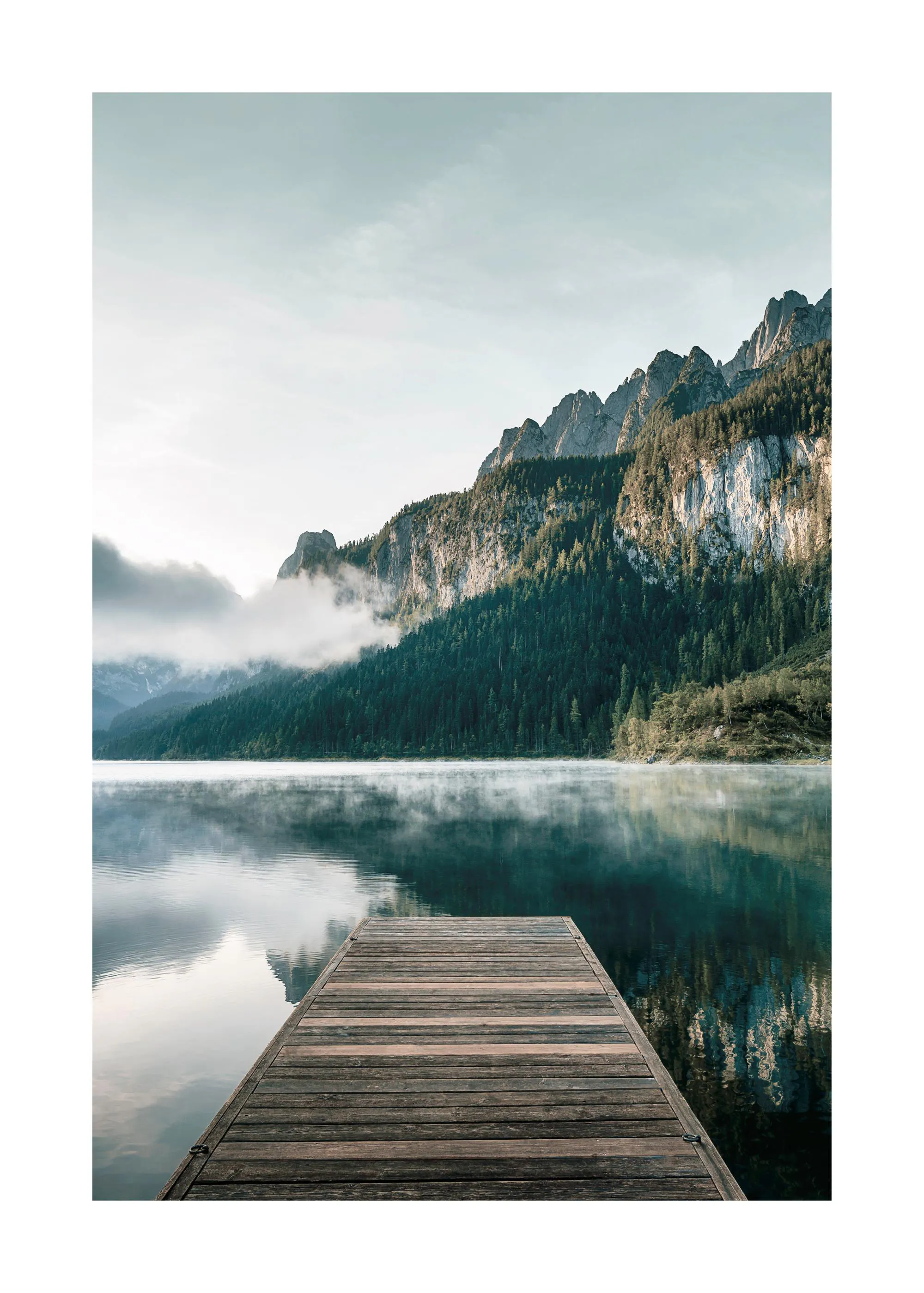 Poster mit einem Holzsteg, der in einen nebligen See ragt, umgeben von dunklen Wäldern und Bergen.