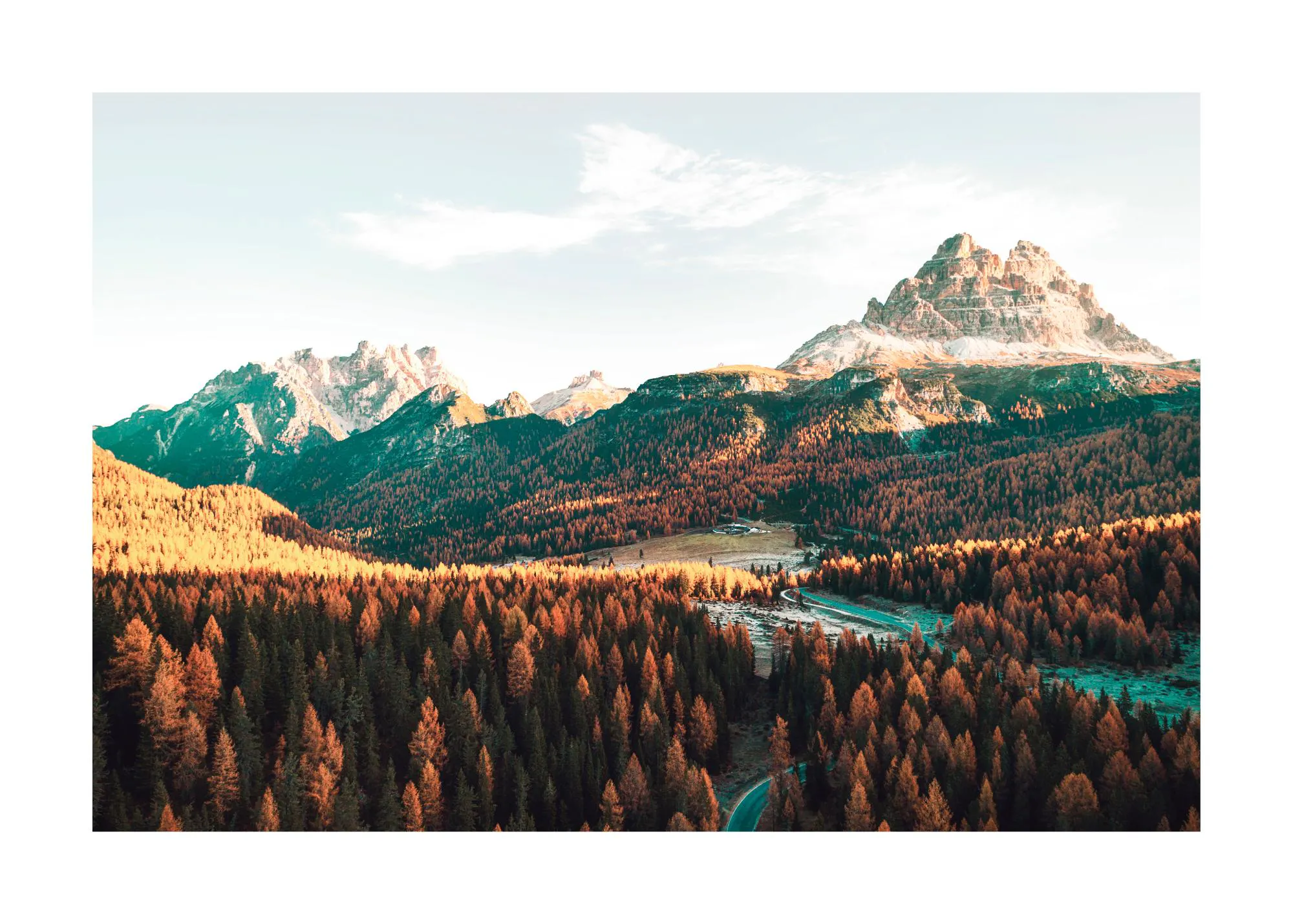 Poster einer Berglandschaft mit einem Tal voller herbstlich gefärbter Bäume und einer Straße, die sich durch den Wald schlängelt