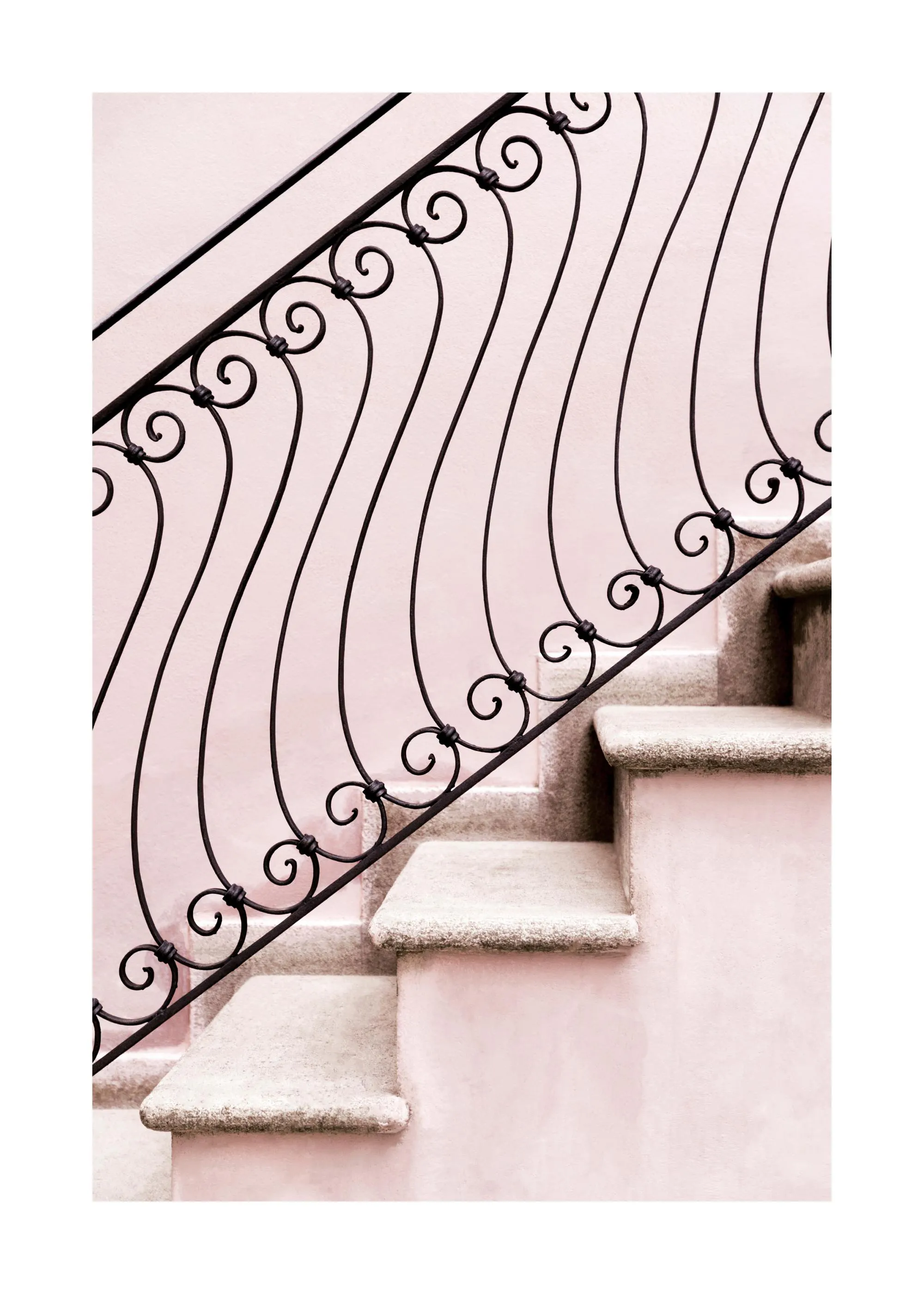 Poster con ringhiera in ferro battuto nero a volute su scala in pietra e parete rosa cipria.