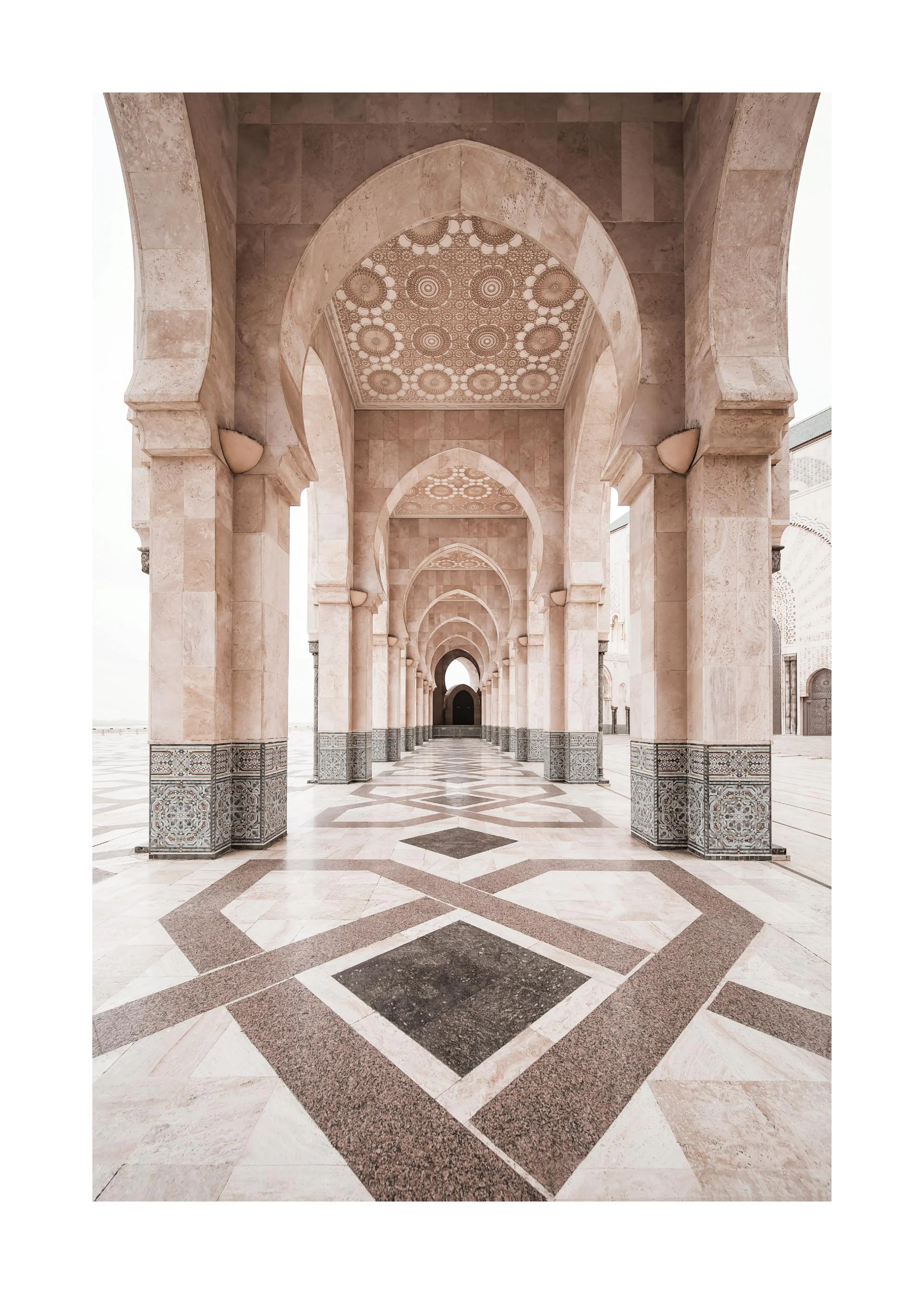 En poster av en lång korridor med ljusa stenpelare och valv, med detaljerade mönster i taket och på golvet.