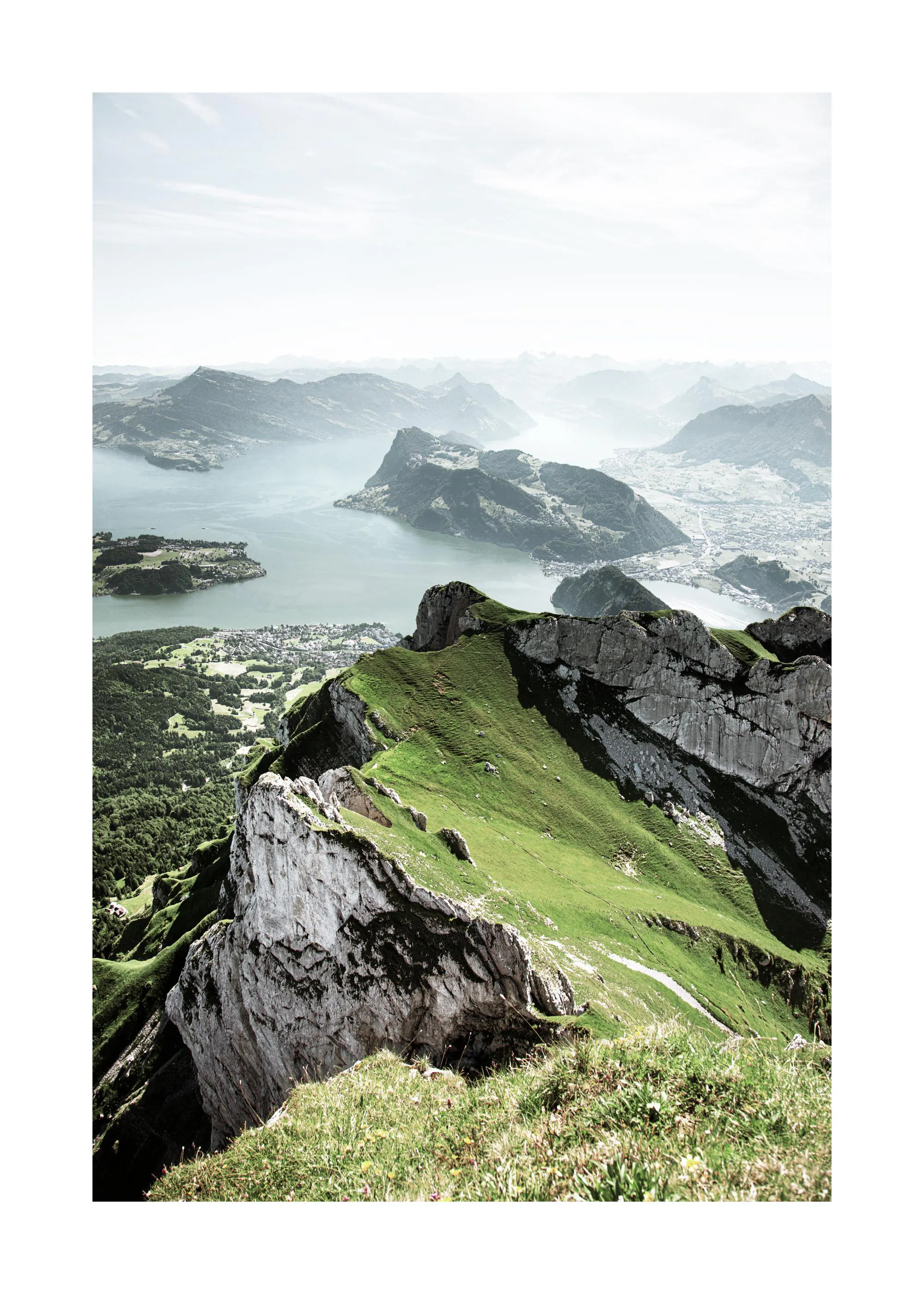 Ein Poster des Pilatus-Berges mit dem Vierwaldstättersee und einer weiten Landschaft unter hellem Himmel.